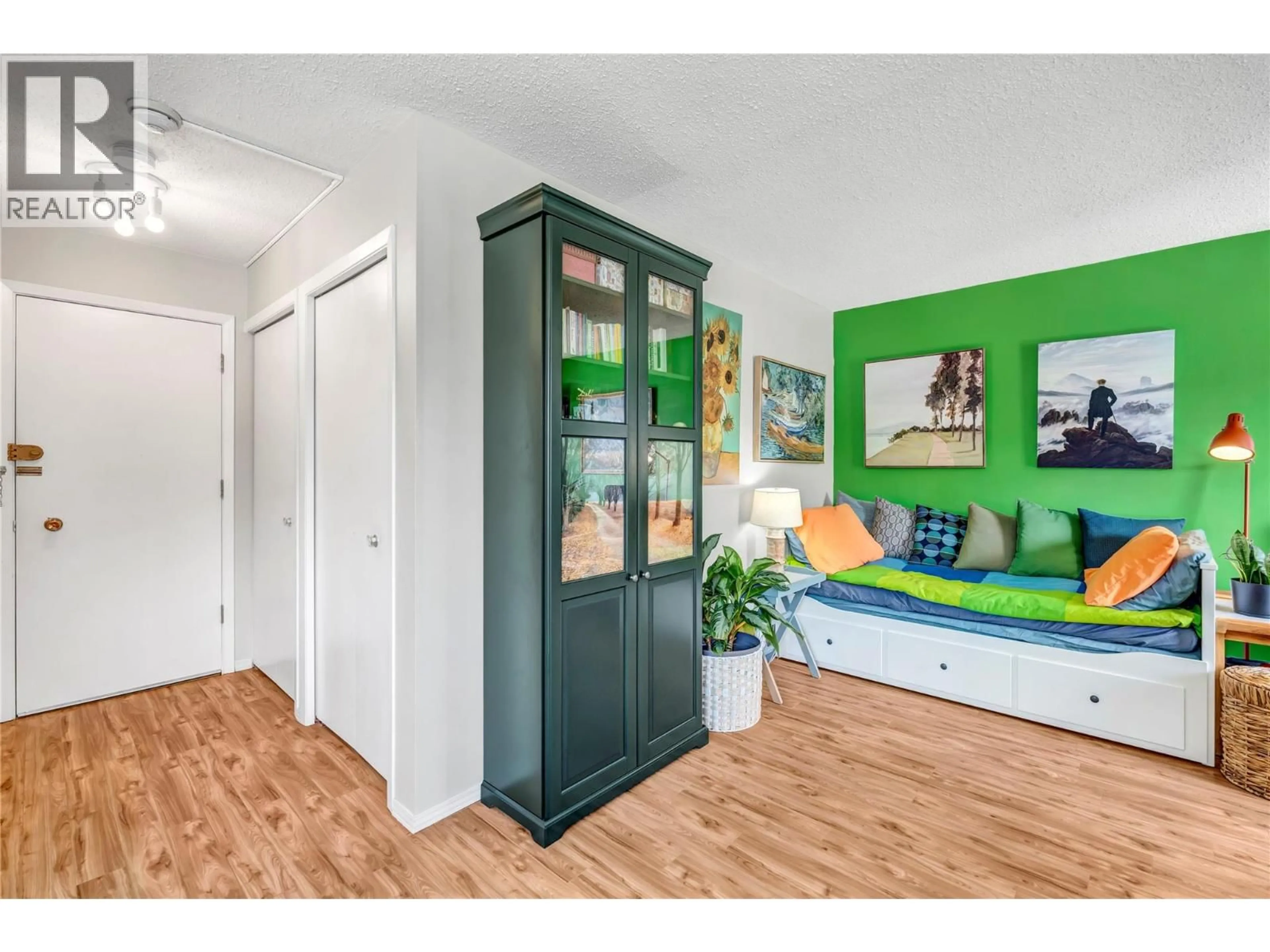 Indoor entryway for 201 - 803 FAIRVIEW ROAD STREET, Penticton British Columbia V2A5Y7