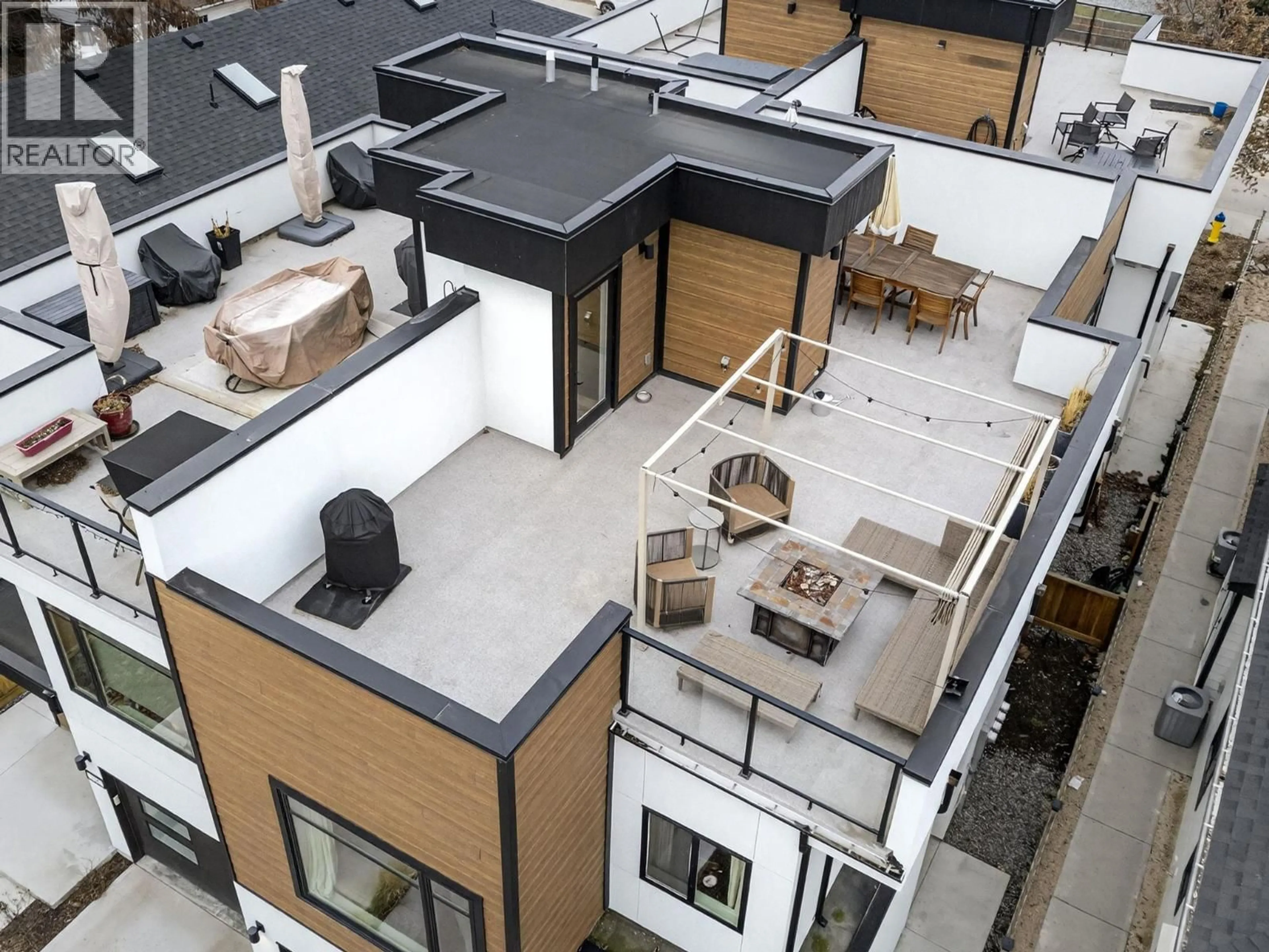 A pic from outside/outdoor area/front of a property/back of a property/a pic from drone, city buildings view from balcony for 758 WILSON AVENUE, Kelowna British Columbia V1Y6X9