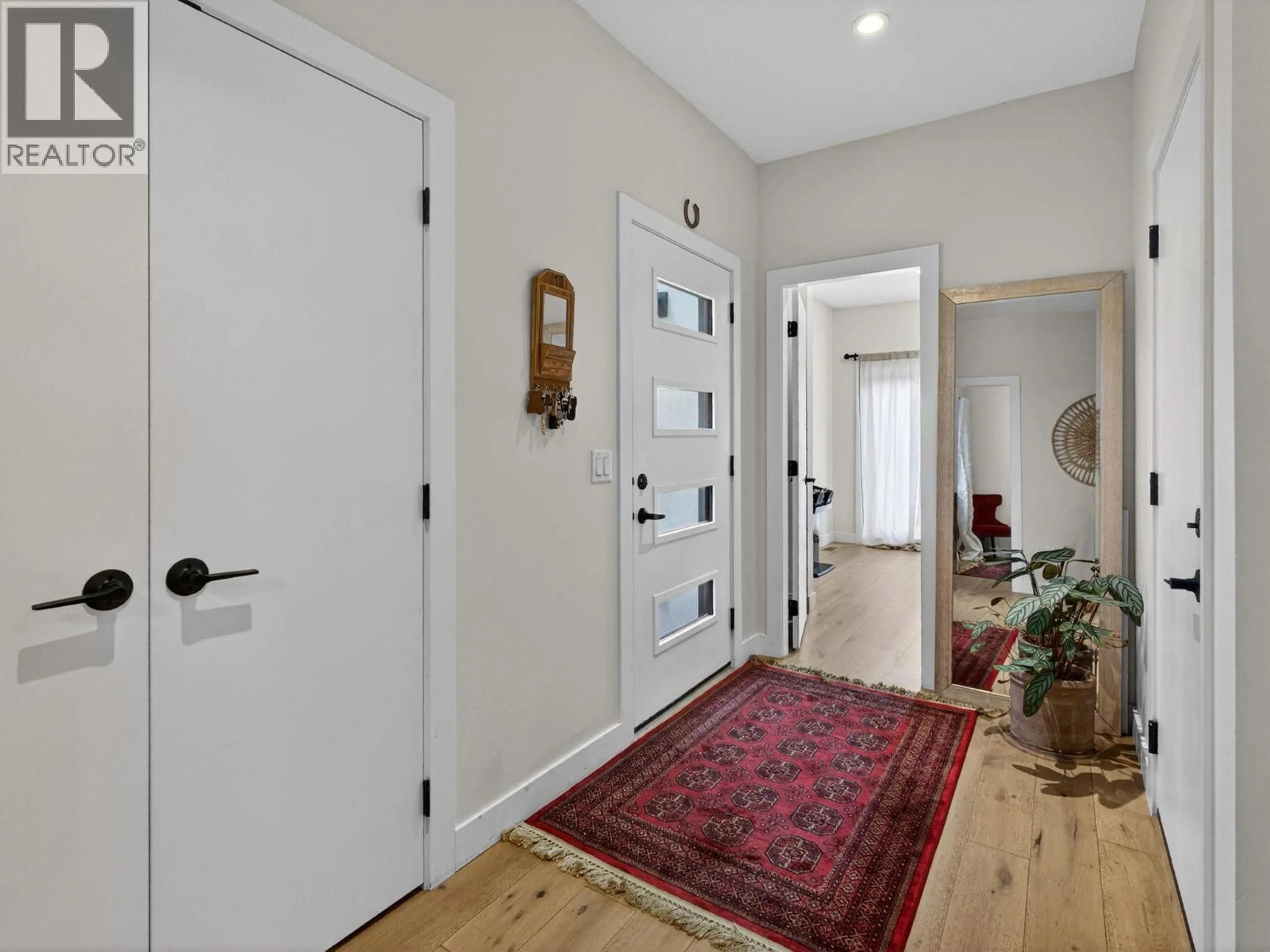 Indoor entryway for 758 WILSON AVENUE, Kelowna British Columbia V1Y6X9