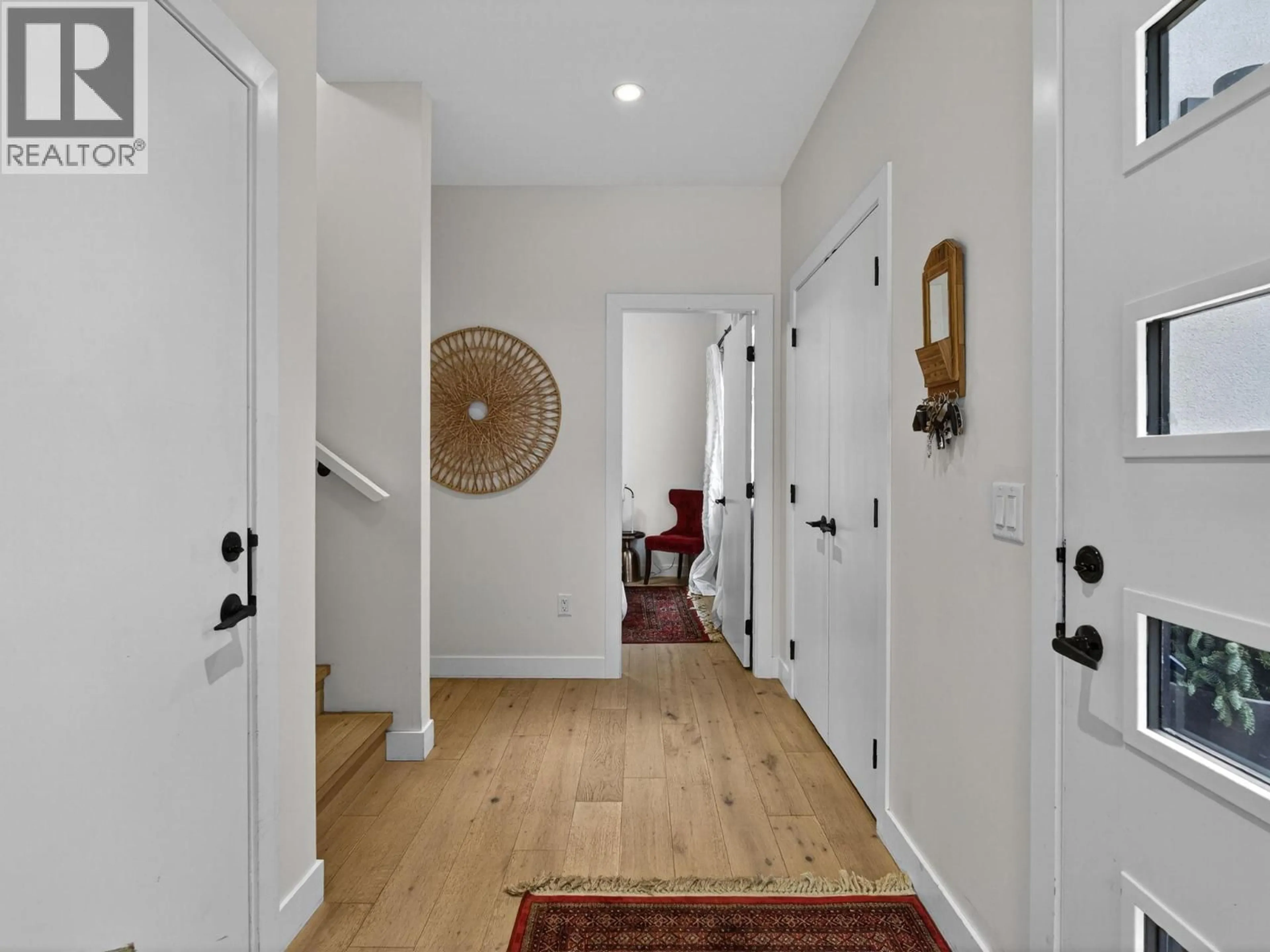 Indoor entryway for 758 WILSON AVENUE, Kelowna British Columbia V1Y6X9