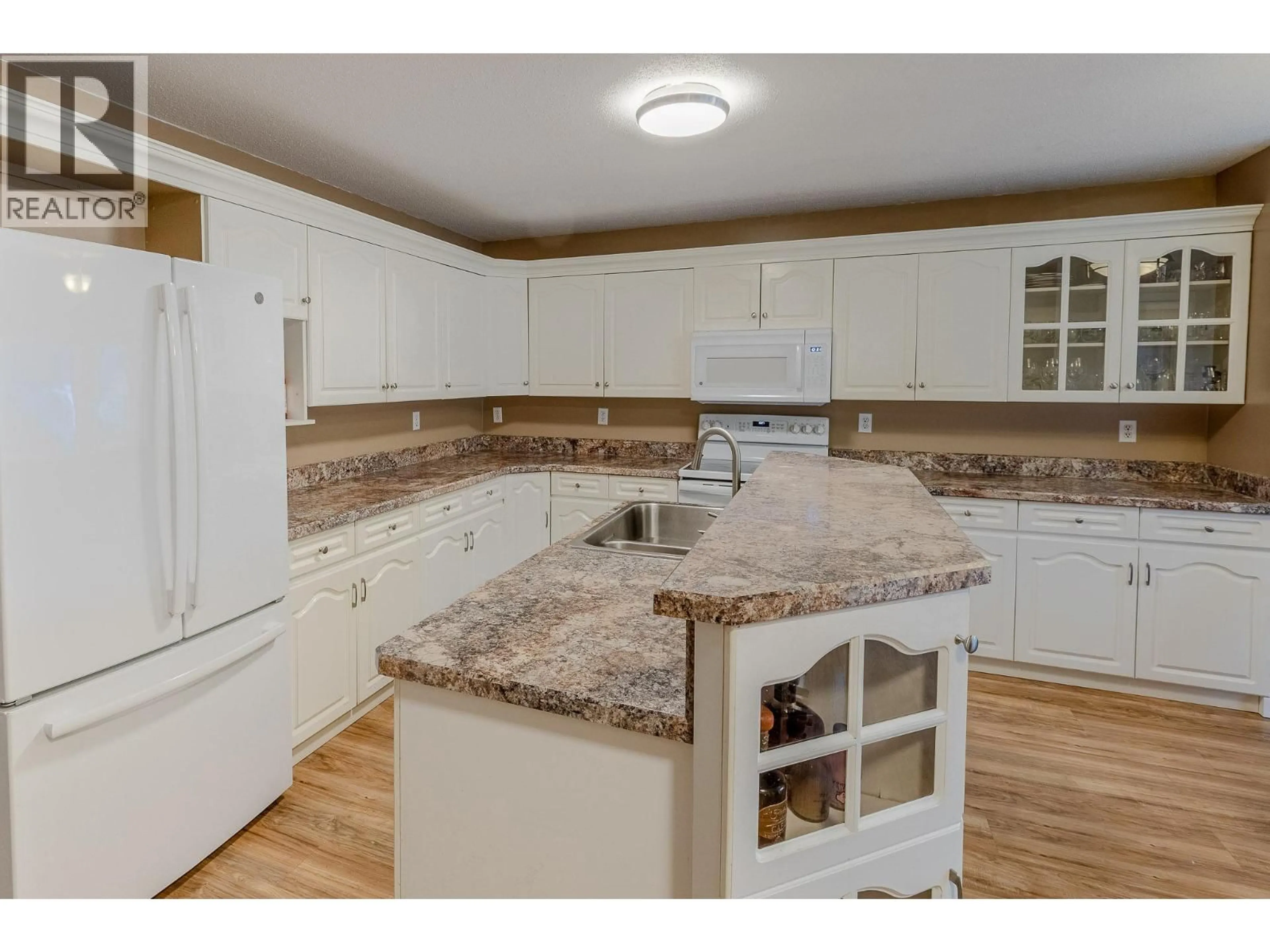 Open concept kitchen, ceramic/tile floor for 1603 MURDOCH STREET, Creston British Columbia V0B1G5