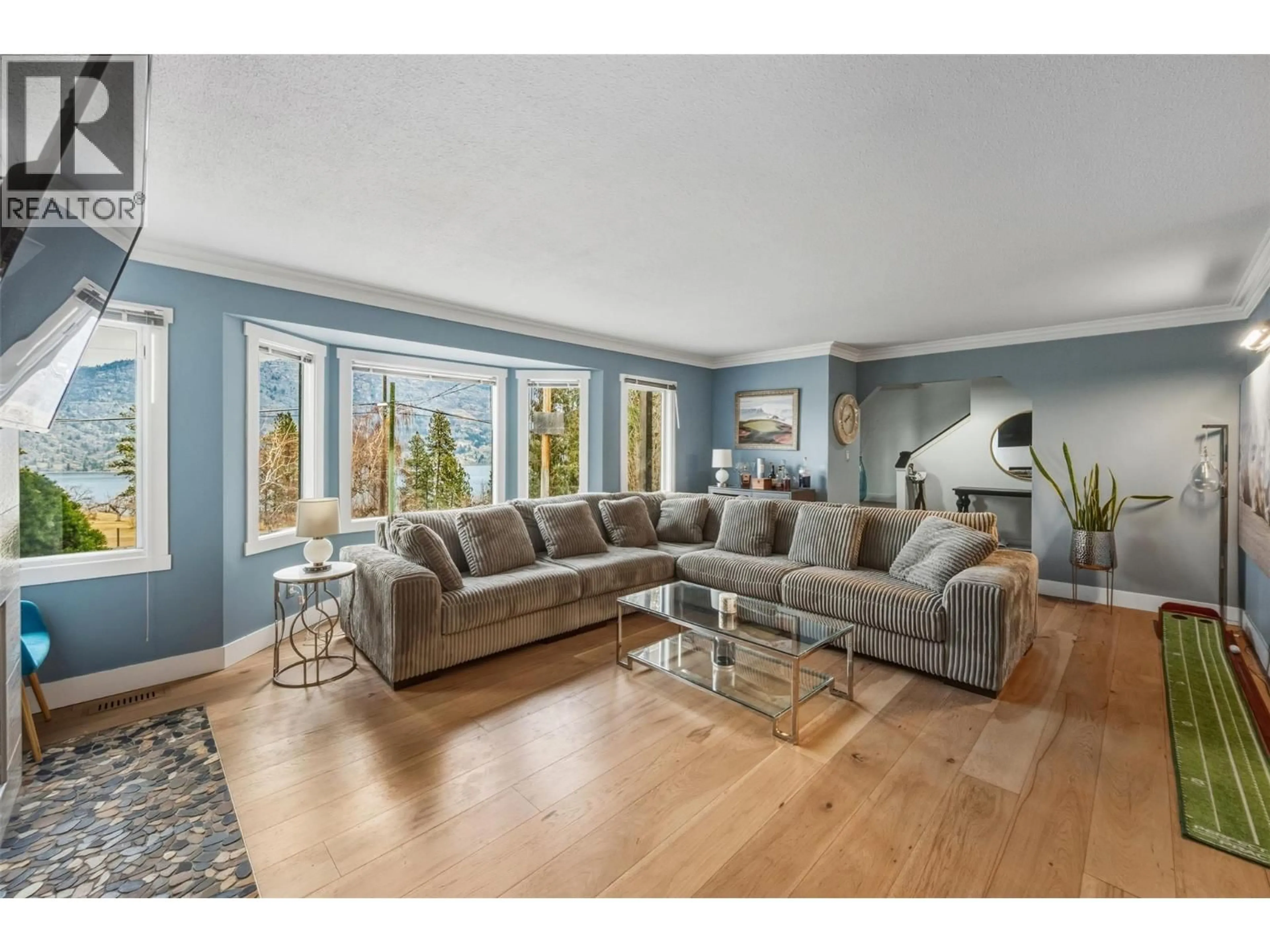 Living room with furniture, unknown for 633 PINEVIEW DRIVE, Kaleden British Columbia V0H1K0