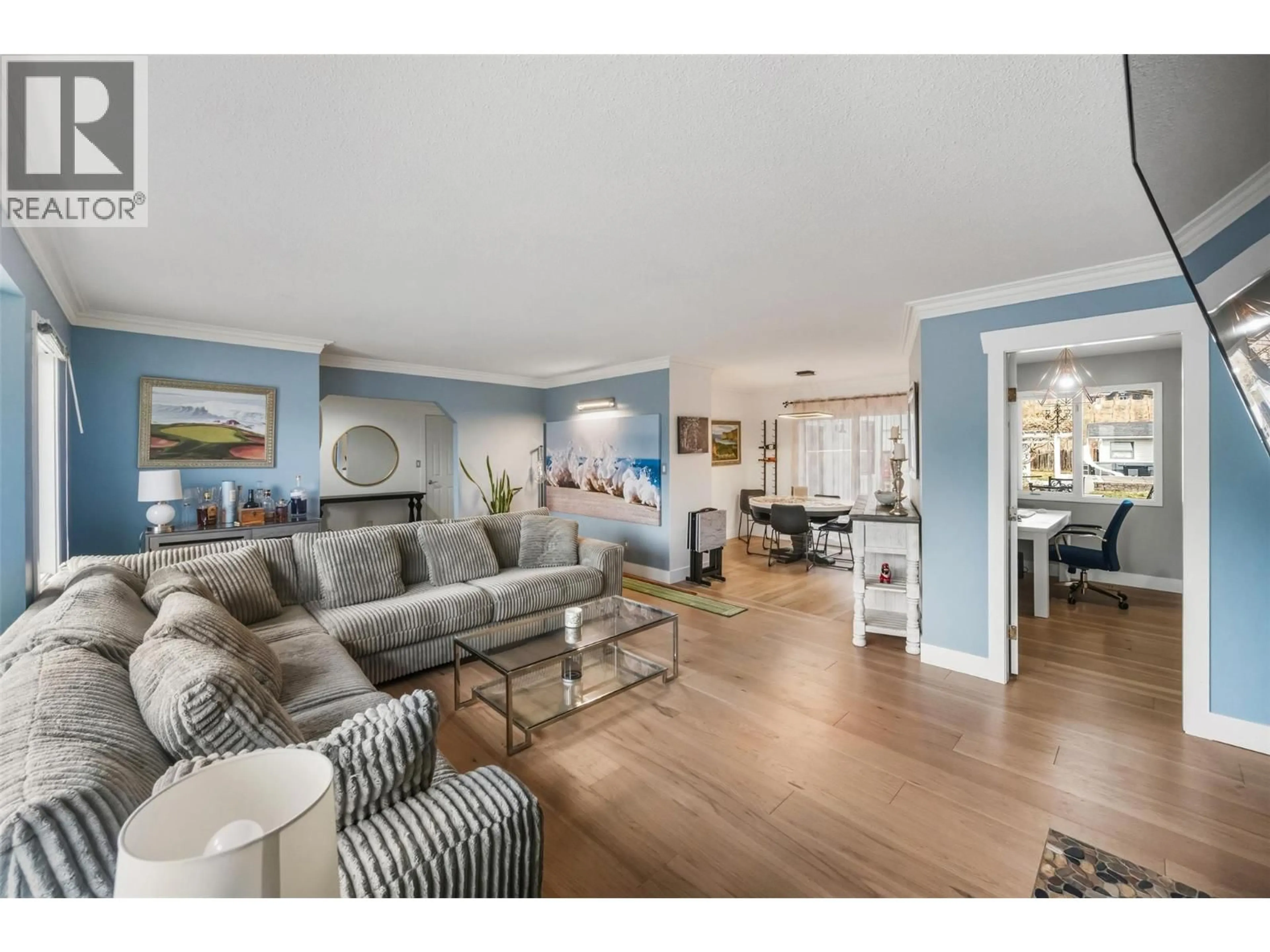 Living room with furniture, unknown for 633 PINEVIEW DRIVE, Kaleden British Columbia V0H1K0