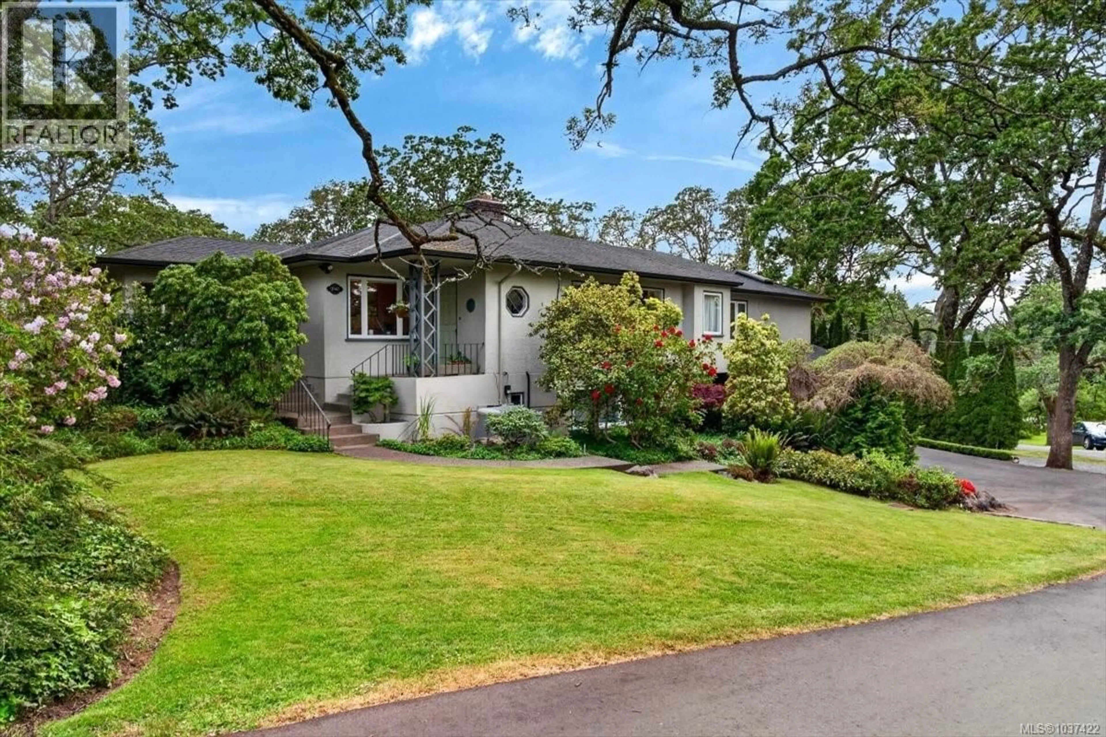 A pic from outside/outdoor area/front of a property/back of a property/a pic from drone, street for 1567 ATHLONE DRIVE, Saanich British Columbia V8P2T2