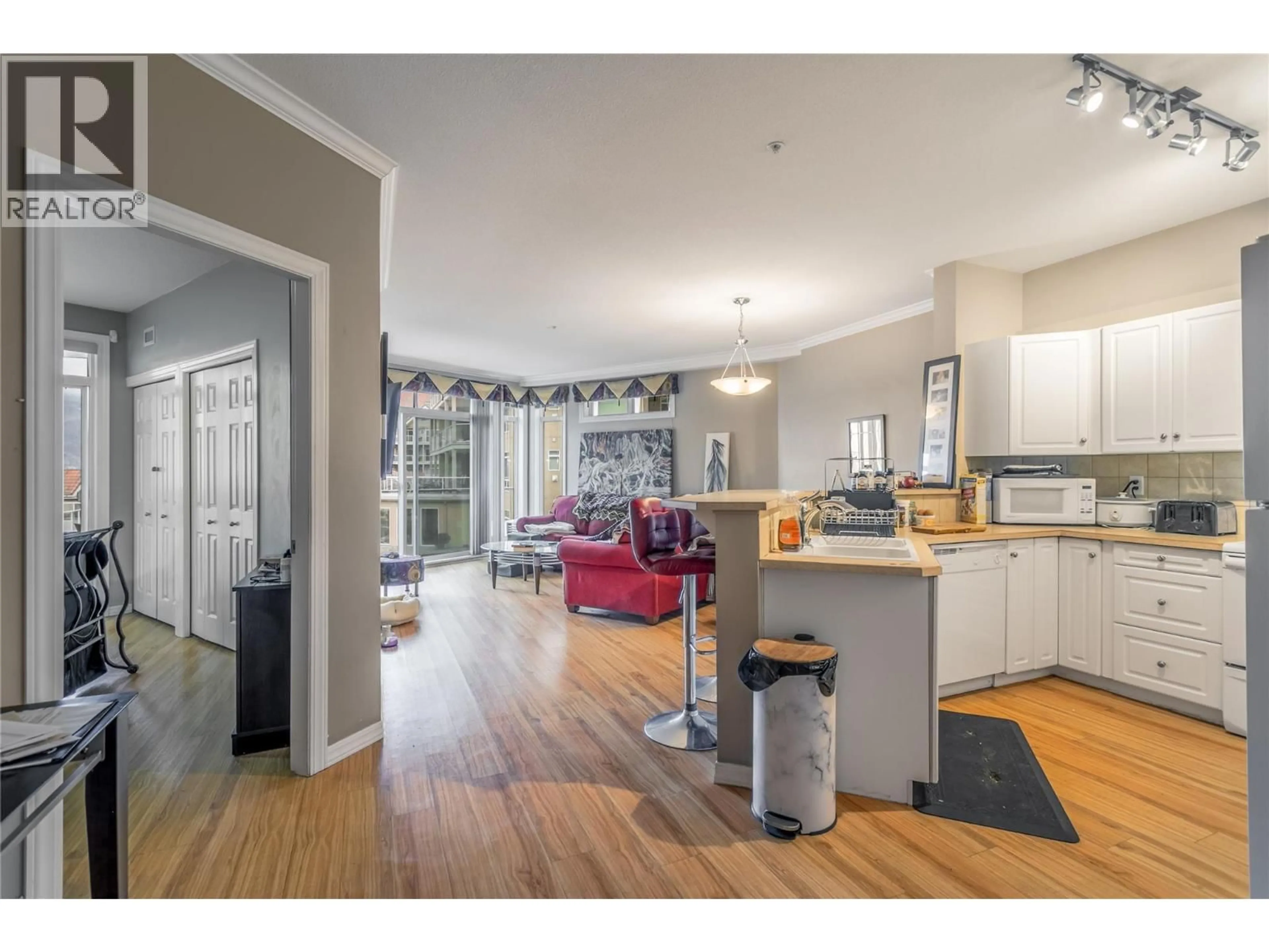 Open concept kitchen, wood/laminate floor for 435 - 1088 SUNSET DRIVE, Kelowna British Columbia V1Y9W1