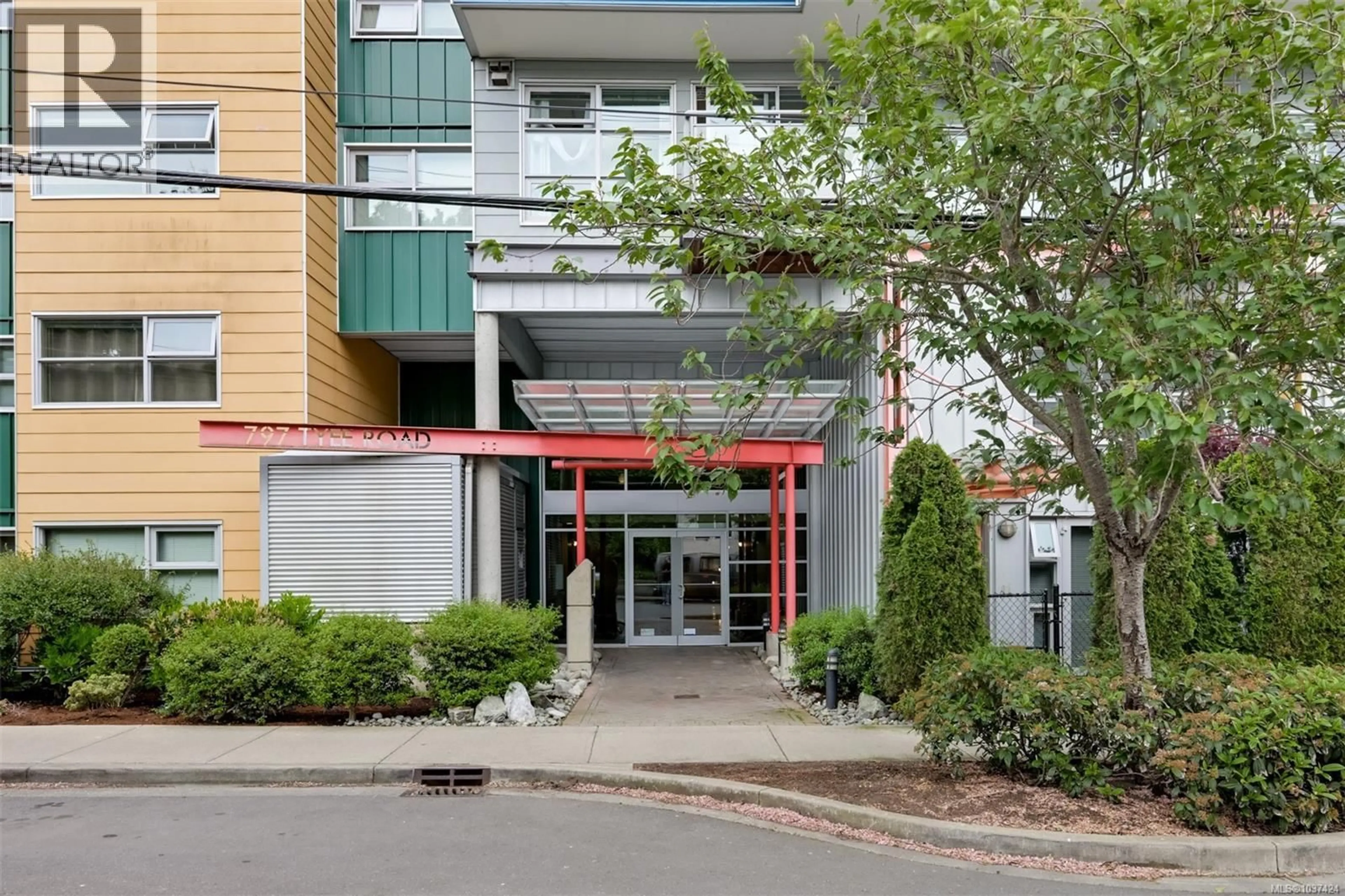 Indoor foyer for 107 - 797 TYEE ROAD, Victoria British Columbia V9A7R4