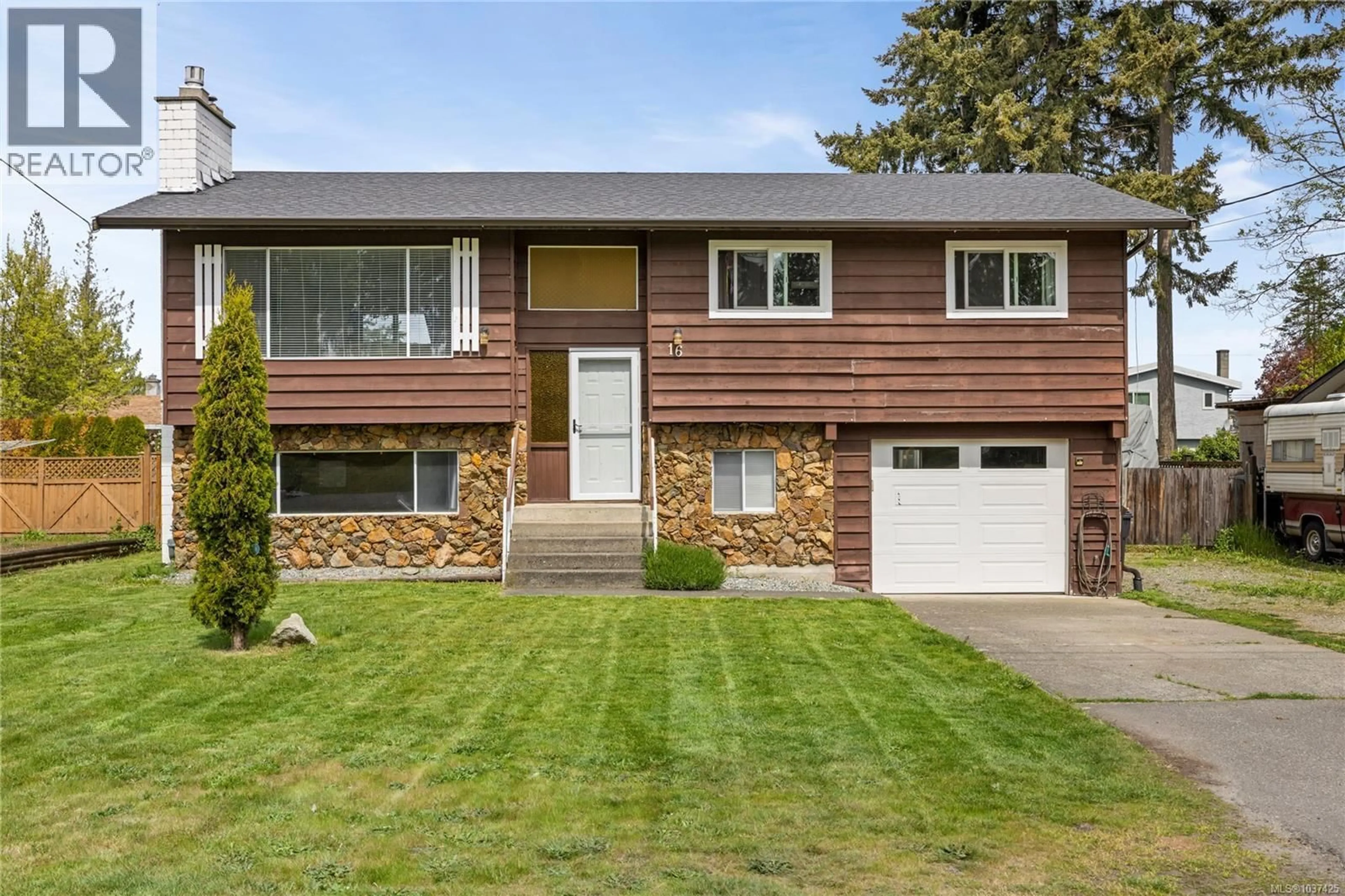 Home with vinyl exterior material, street for 16 JENKINS PLACE, Parksville British Columbia V9P1G4