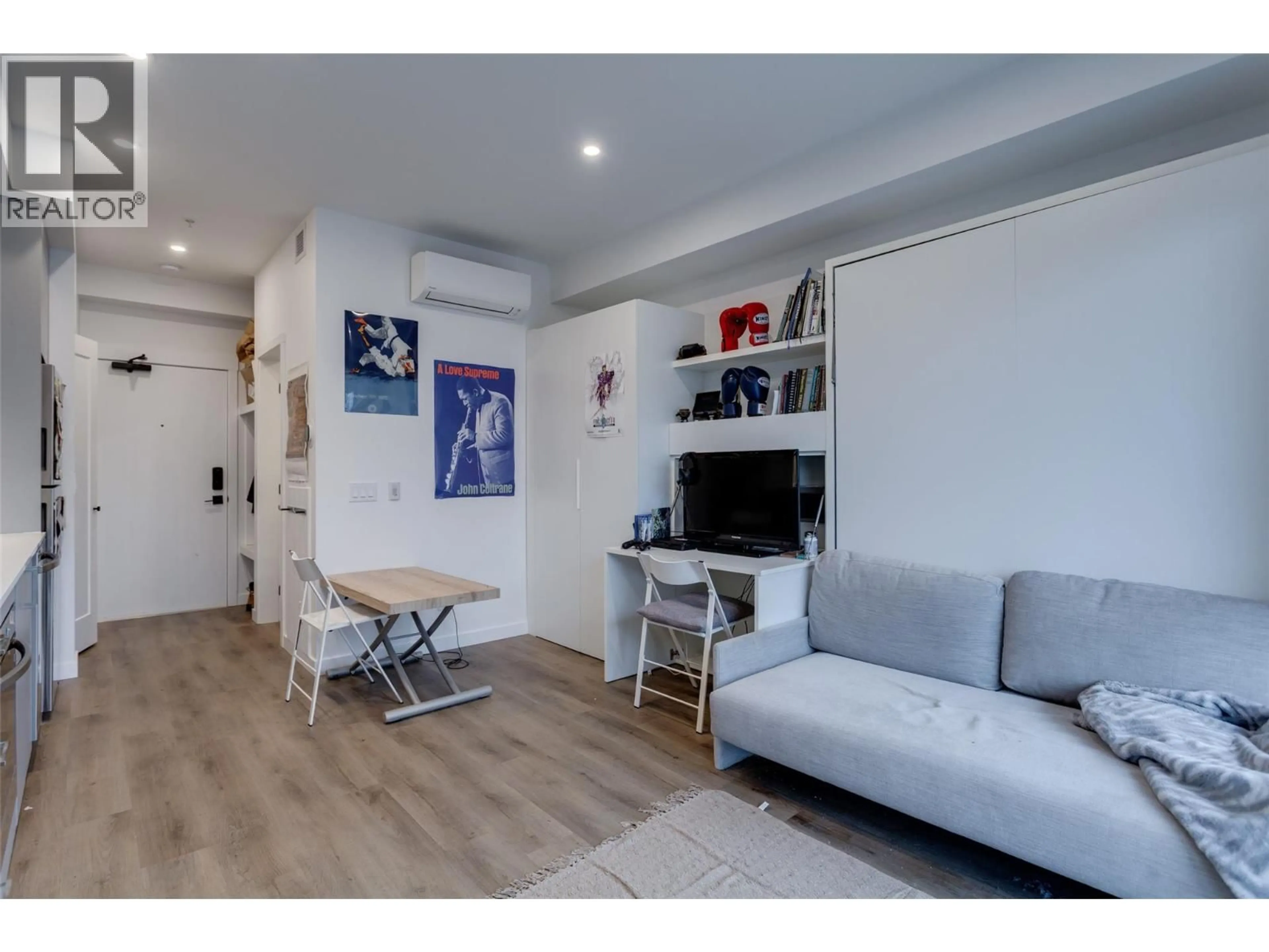 Living room with furniture, wood/laminate floor for 307 - 1274 DEVONSHIRE AVENUE, Kelowna British Columbia V1Y0M7