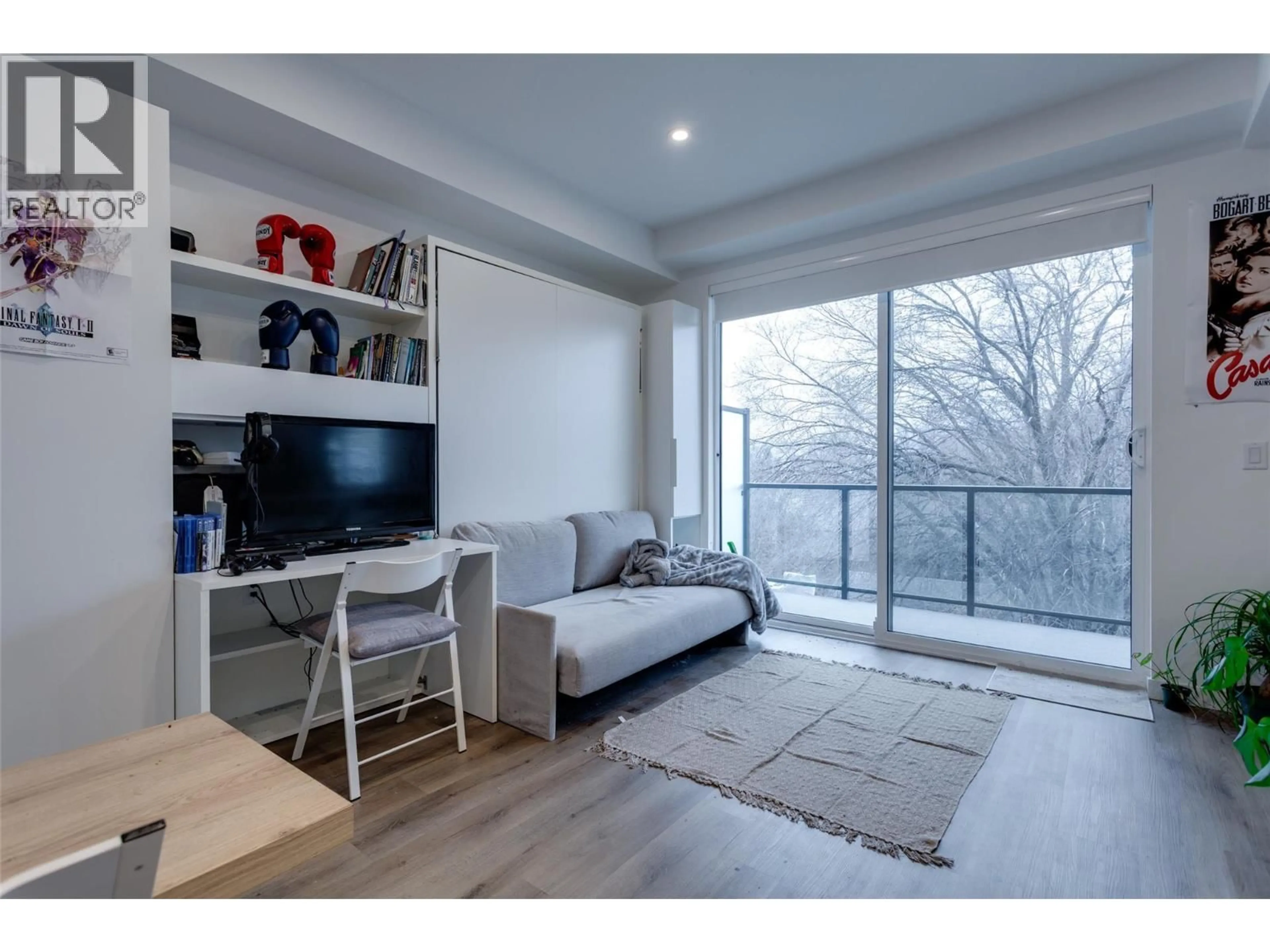 Living room with furniture, wood/laminate floor for 307 - 1274 DEVONSHIRE AVENUE, Kelowna British Columbia V1Y0M7