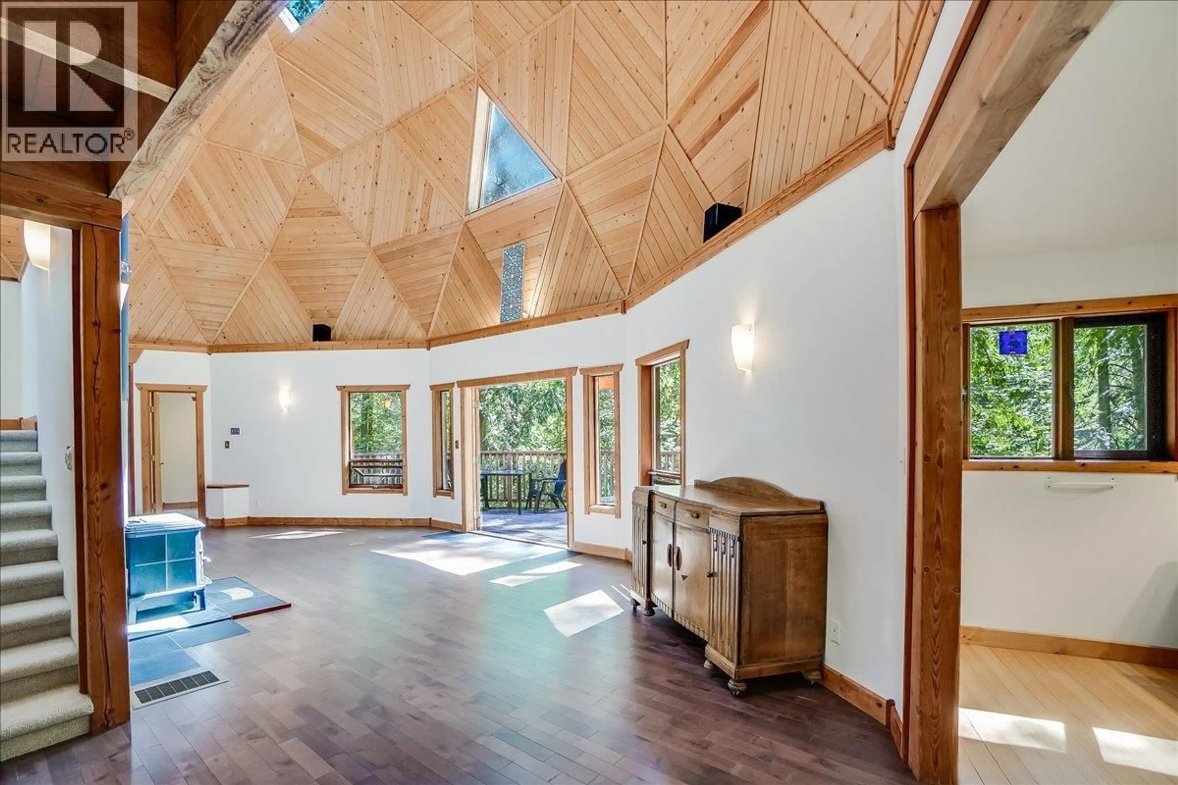 Indoor foyer for 5631 LONGBEACH ROAD, Nelson British Columbia V1L6N9