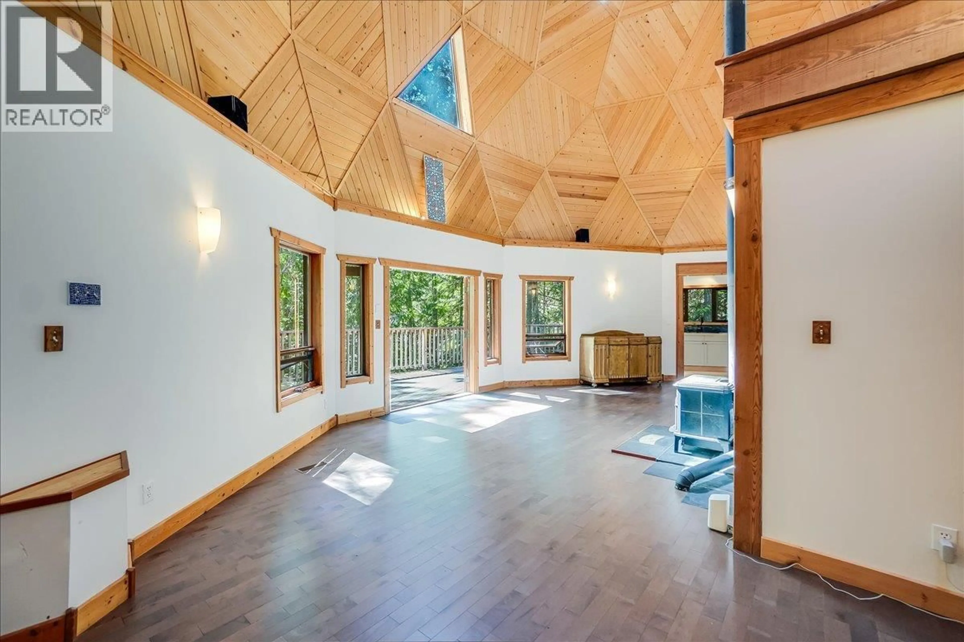 Indoor foyer for 5631 LONGBEACH ROAD, Nelson British Columbia V1L6N9