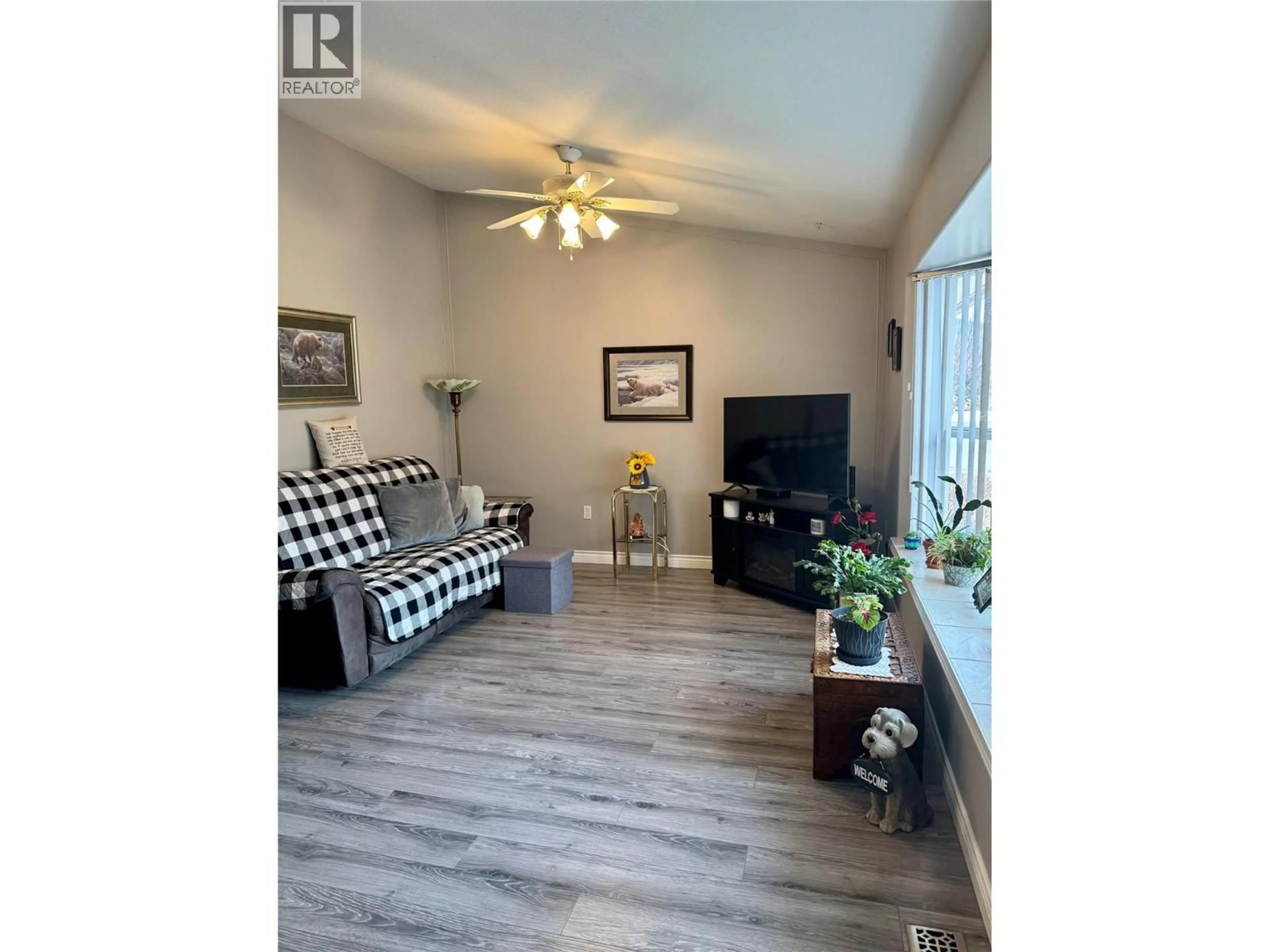 Living room with furniture, wood/laminate floor for 16 - 2760 VOGHT STREET, Merritt British Columbia V1K1C8