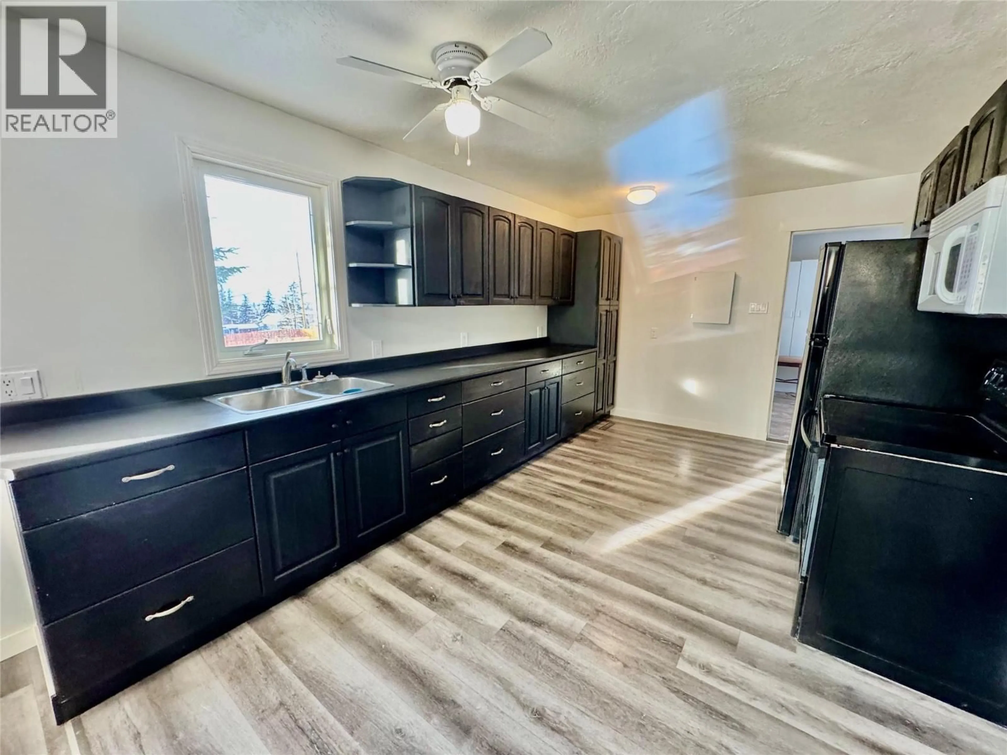 Open concept kitchen, unknown for 520 98 AVENUE, Dawson Creek British Columbia V1G1R9