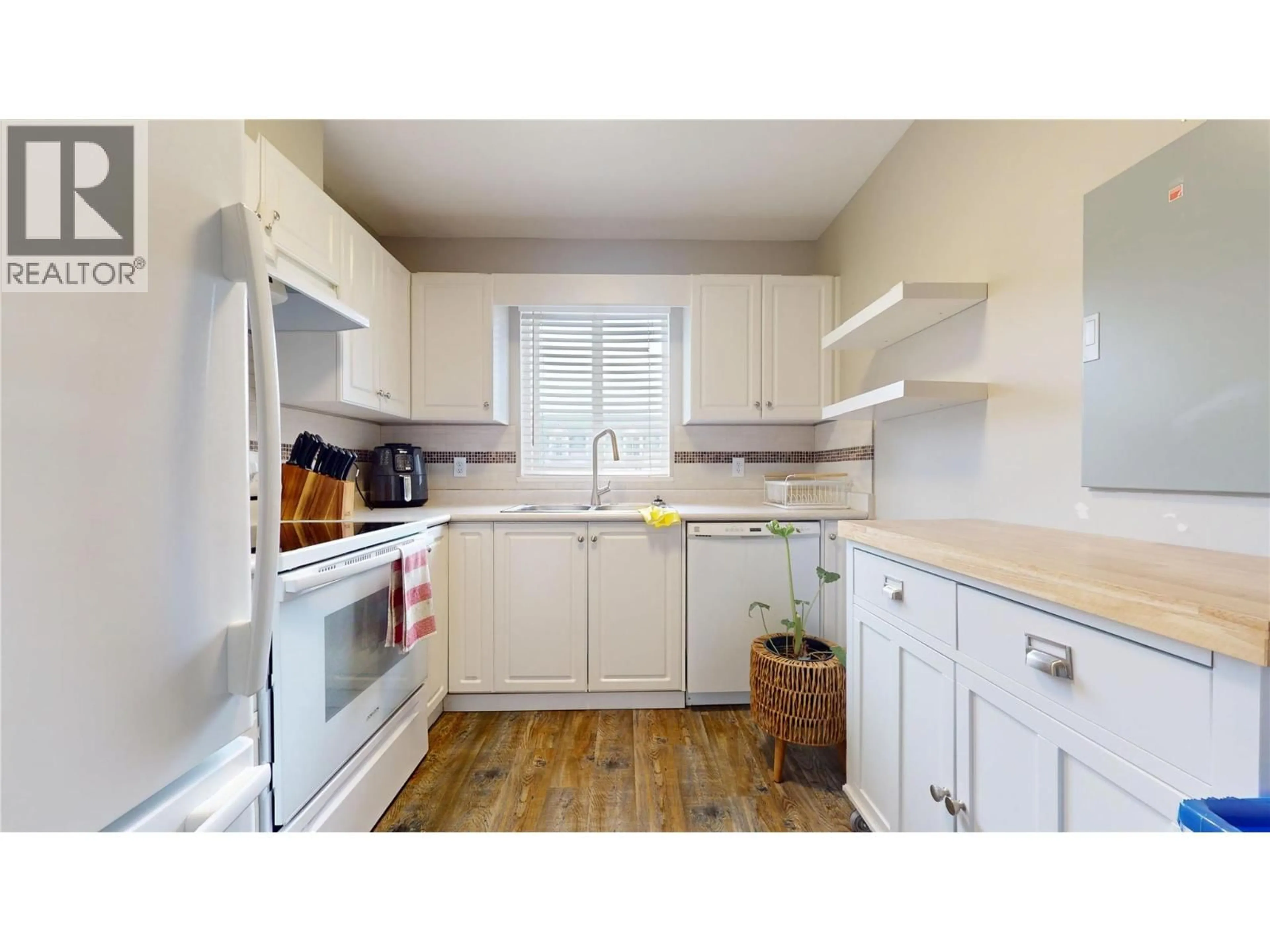 Standard kitchen, wood/laminate floor for 203 - 1004 23RD AVENUE NORTH, Cranbrook British Columbia V1C6P9