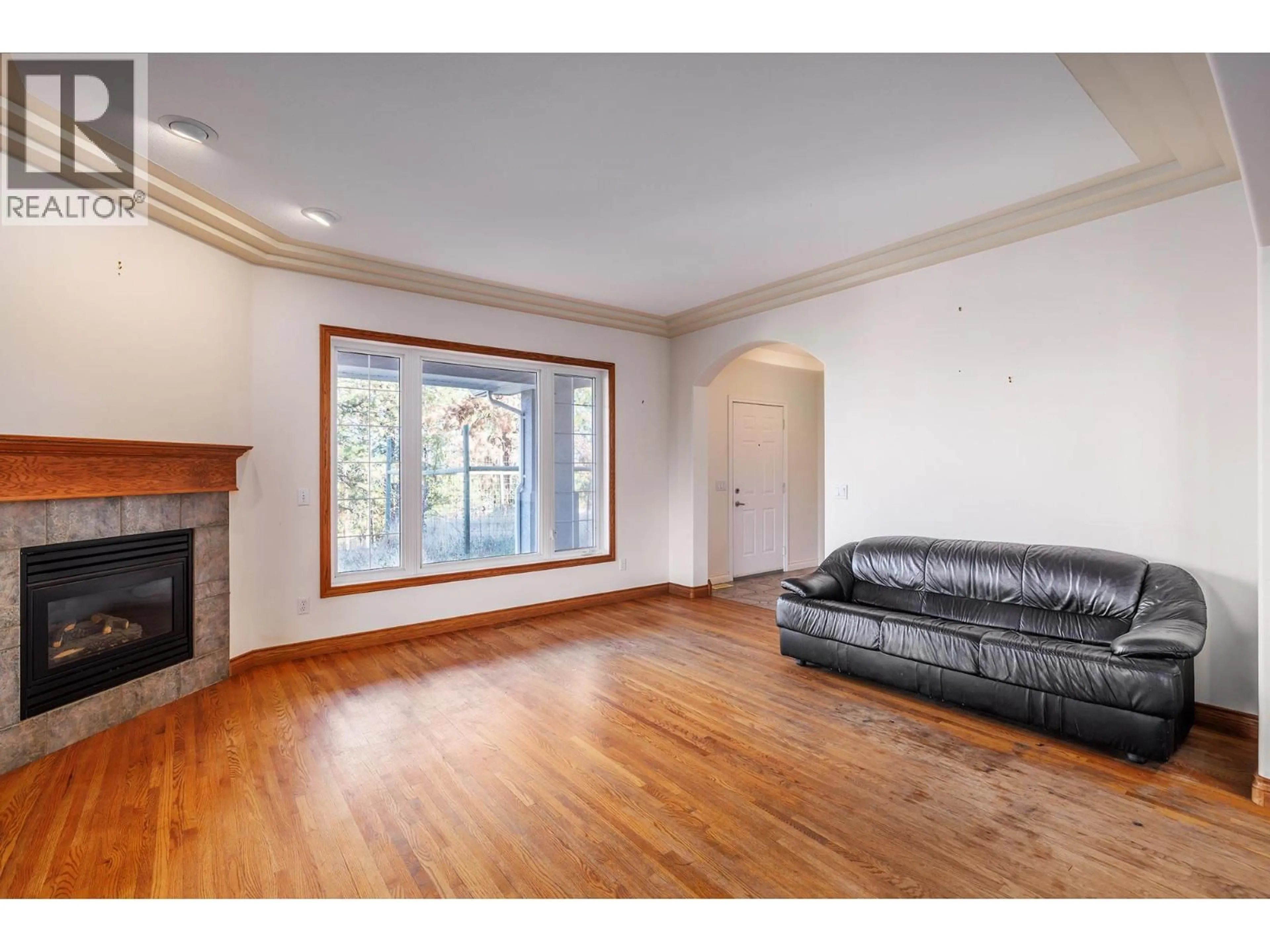 Living room with furniture, wood/laminate floor for 4323 BEDFORD LANE, Kelowna British Columbia V1W3C5