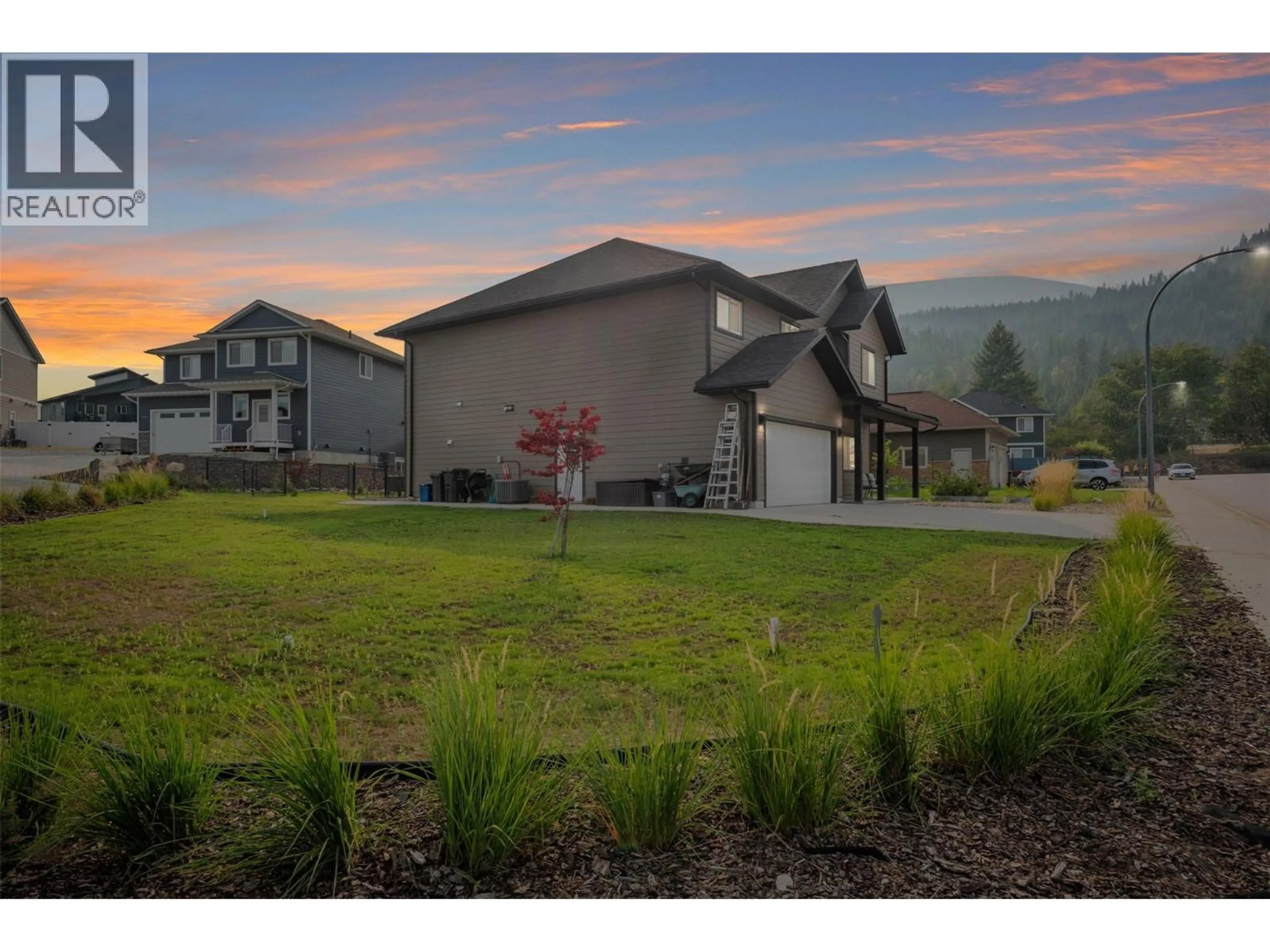 A pic from outside/outdoor area/front of a property/back of a property/a pic from drone, mountain view for 3904 GRANDVIEW DRIVE, Castlegar British Columbia V1N4X9