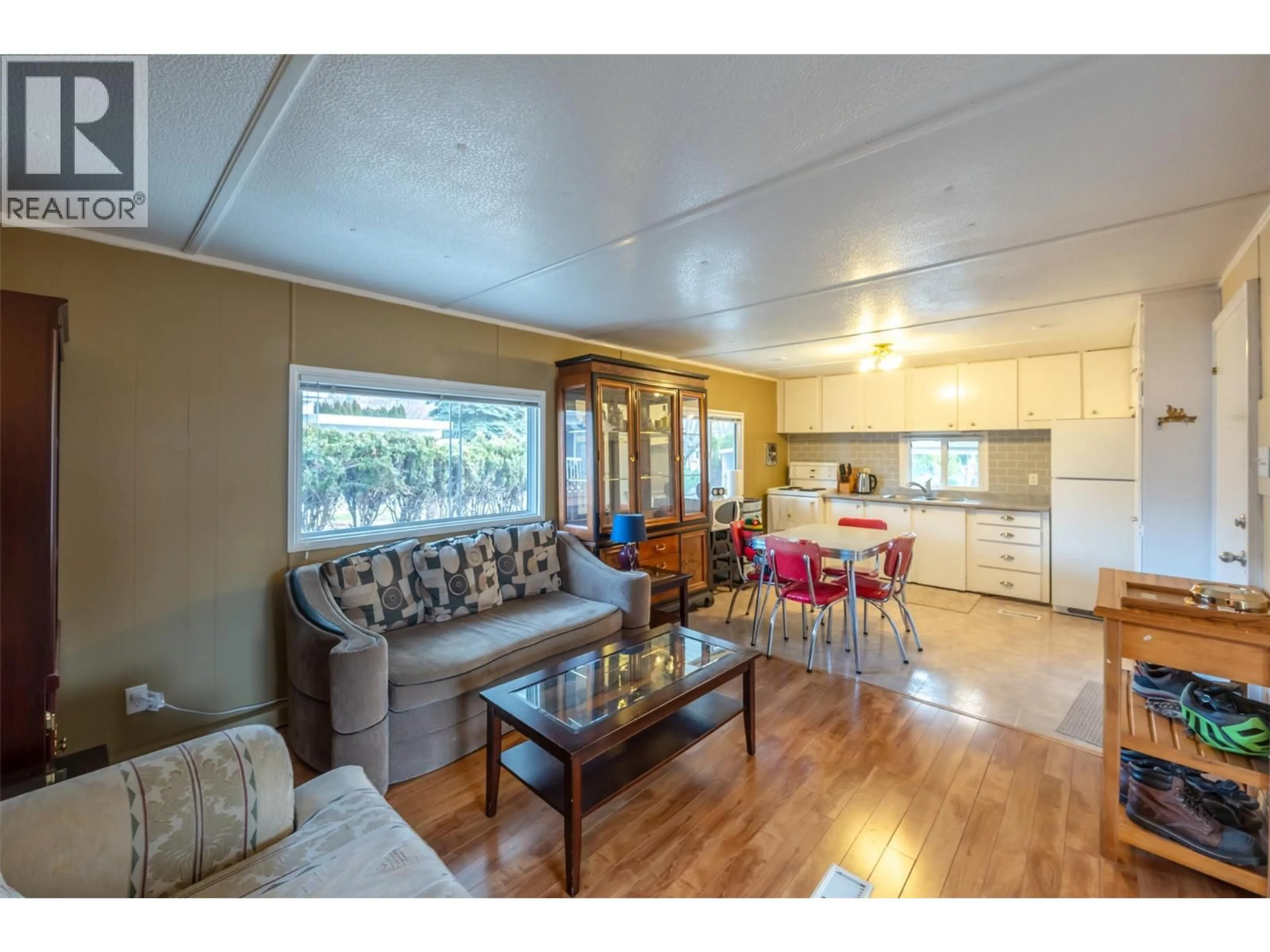 Living room with furniture, wood/laminate floor for 115 - 197 DAUPHIN AVENUE, Penticton British Columbia V2A3S3