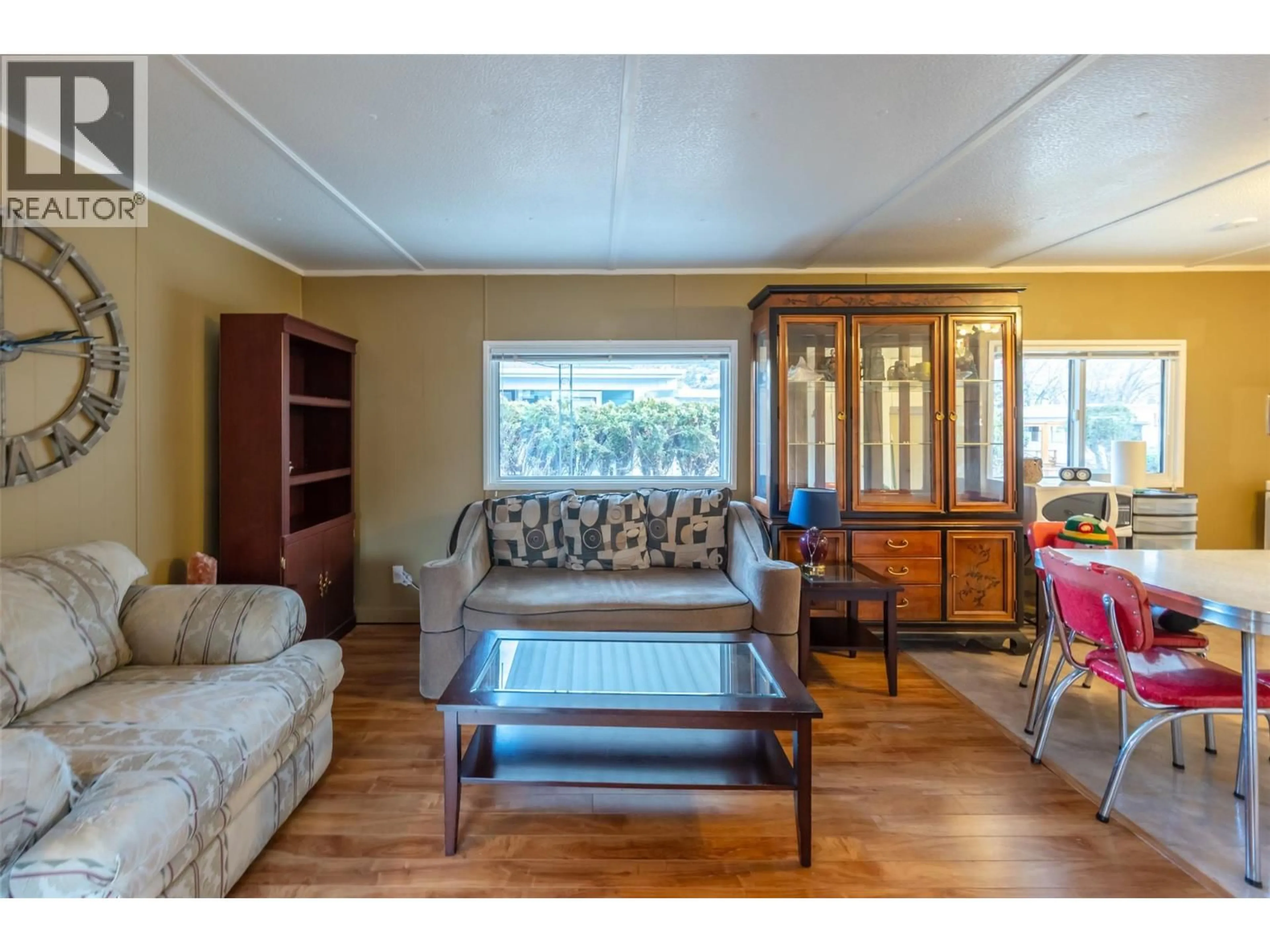 Living room with furniture, wood/laminate floor for 115 - 197 DAUPHIN AVENUE, Penticton British Columbia V2A3S3