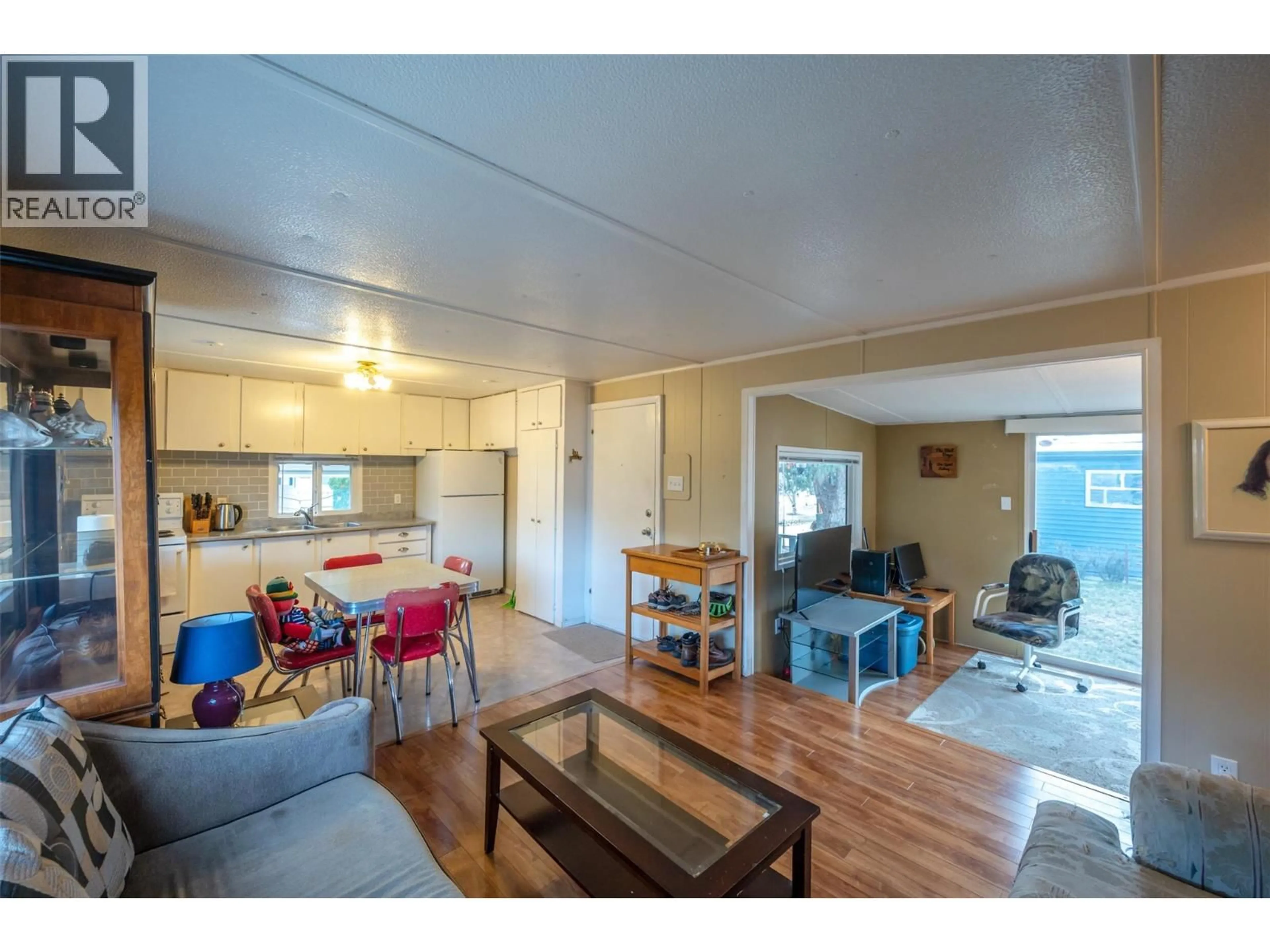 Living room with furniture, wood/laminate floor for 115 - 197 DAUPHIN AVENUE, Penticton British Columbia V2A3S3