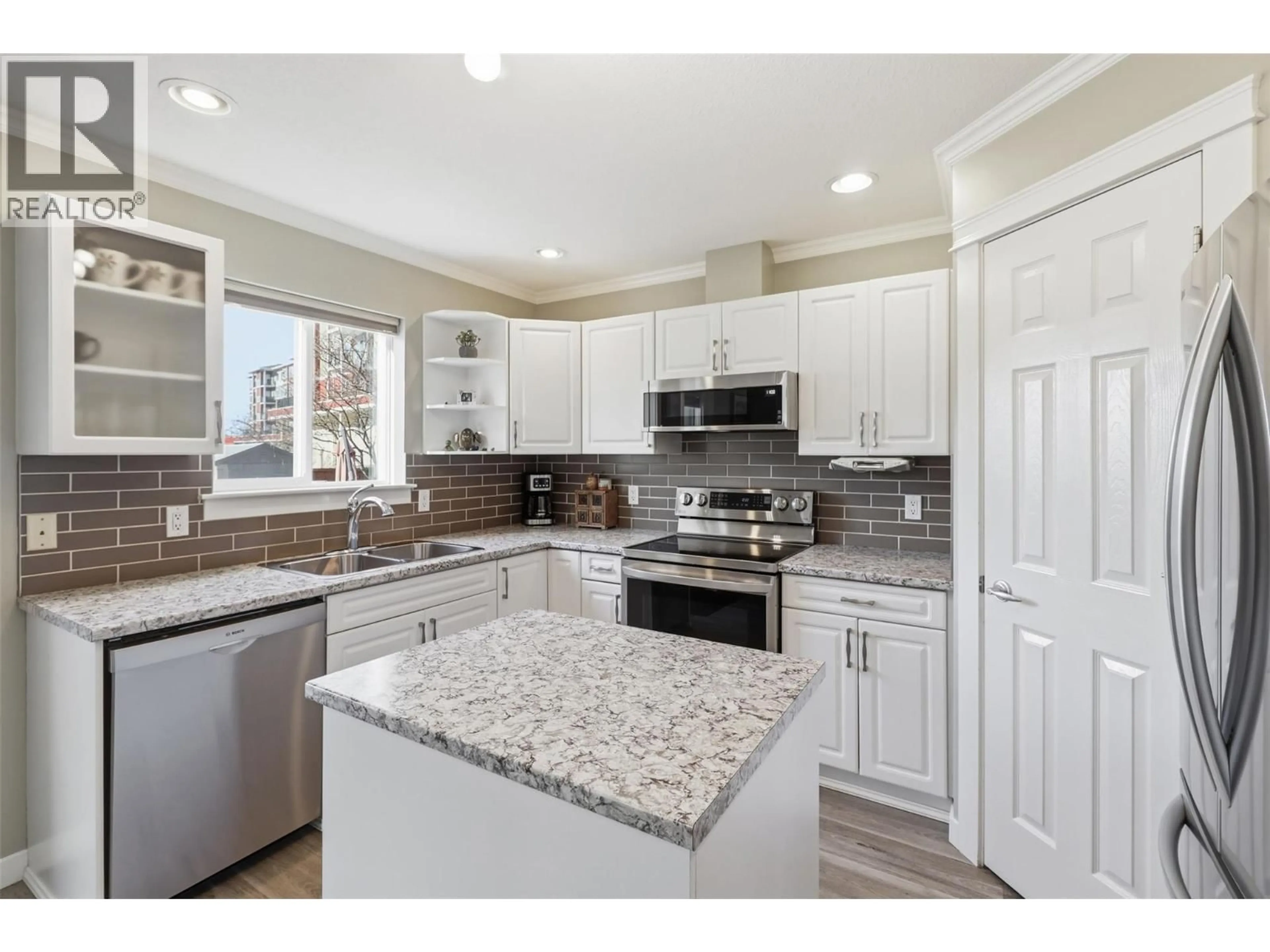 Open concept kitchen, ceramic/tile floor for 6 - 5200 DALLAS DRIVE, Kamloops British Columbia V2C6Y8