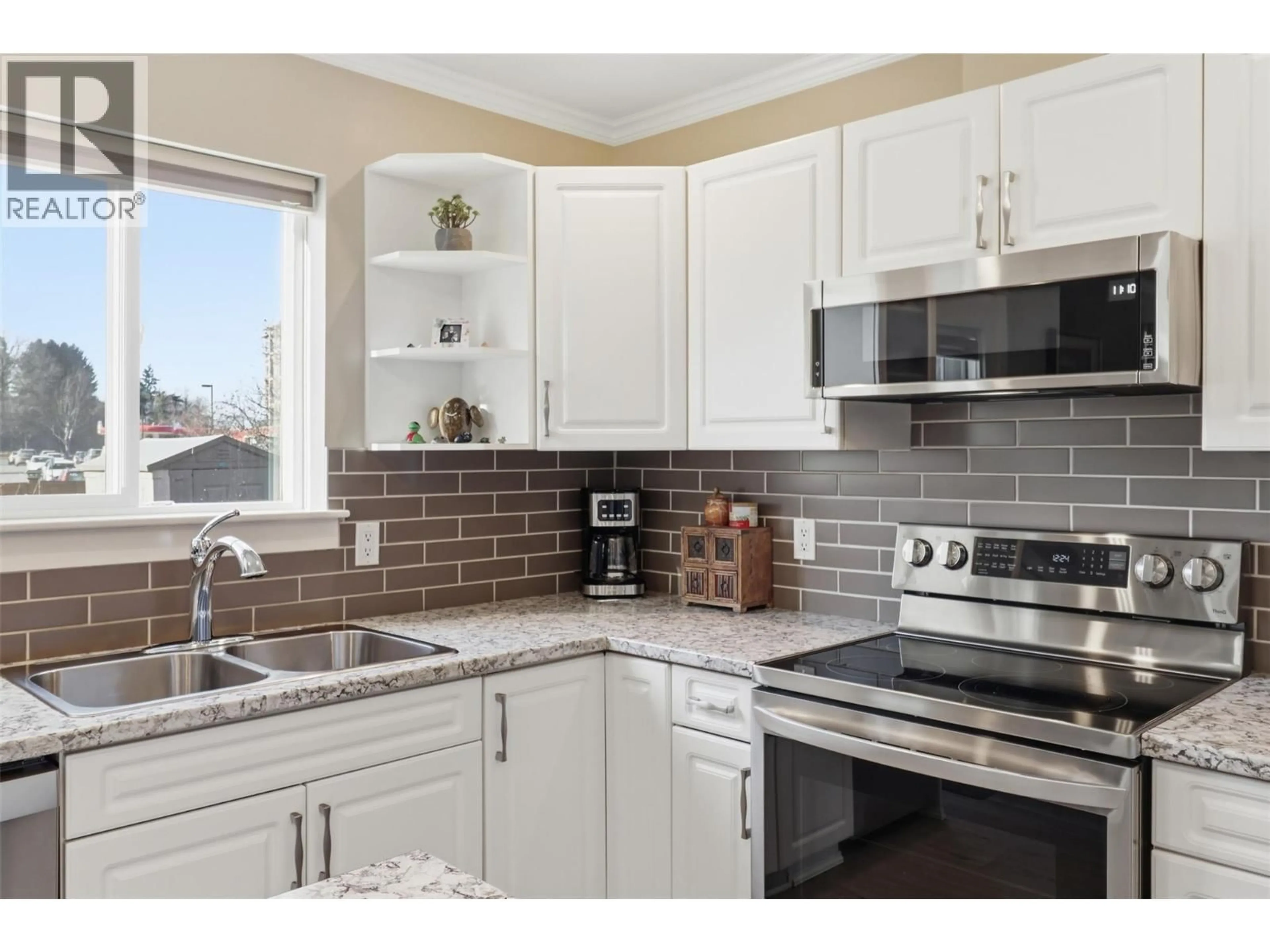 Open concept kitchen, ceramic/tile floor for 6 - 5200 DALLAS DRIVE, Kamloops British Columbia V2C6Y8