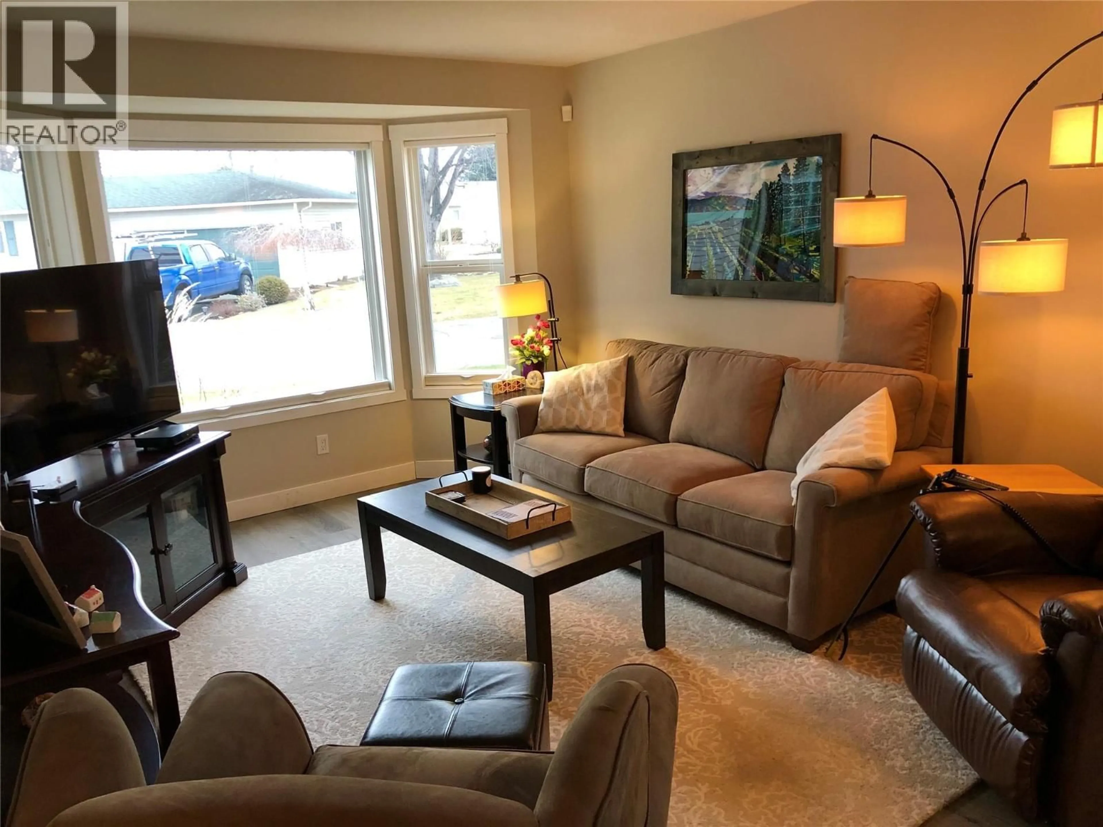 Living room with furniture, unknown for 572 - 1255 RAYMER AVENUE, Kelowna British Columbia V1W3S3