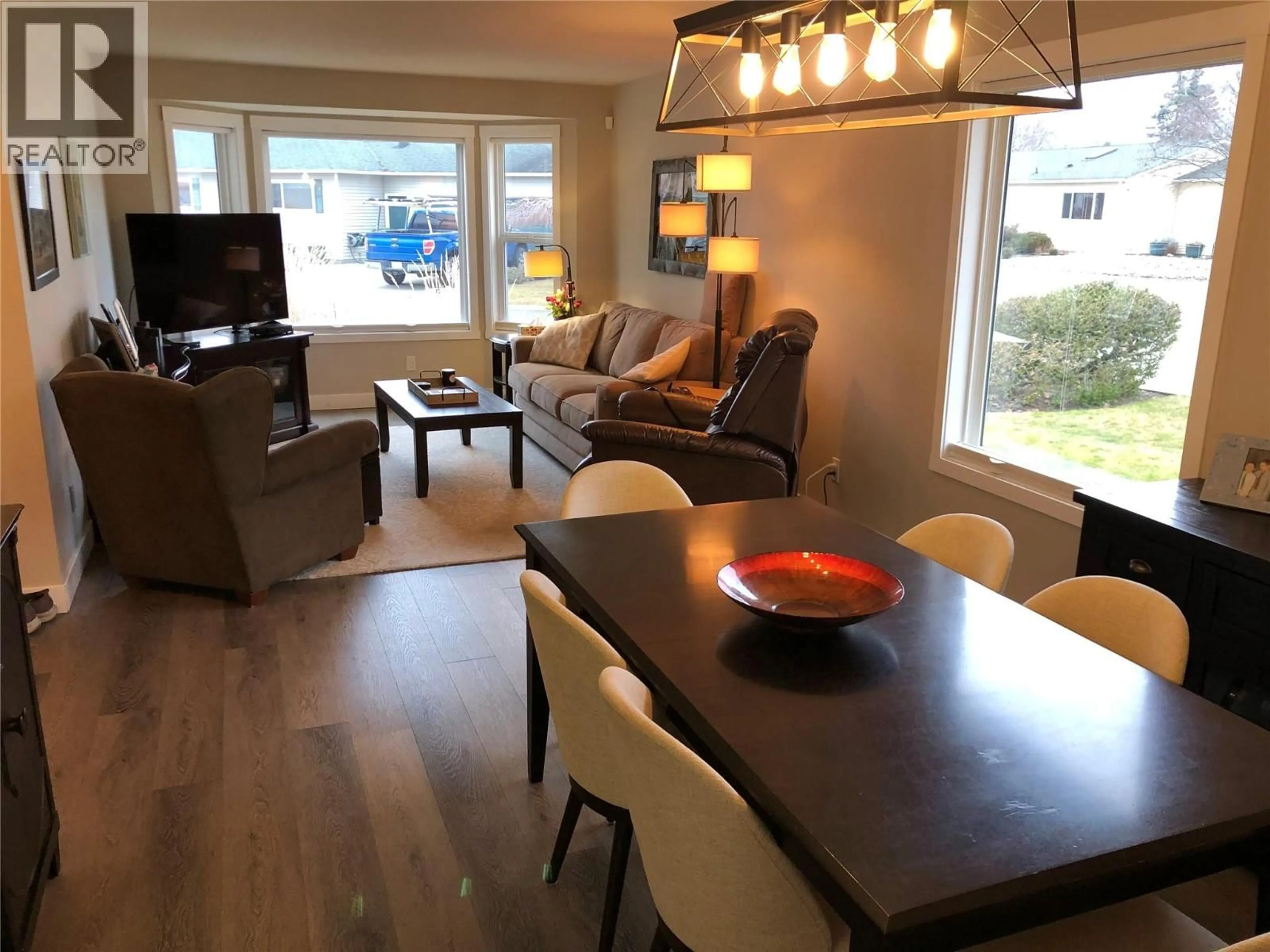 Living room with furniture, wood/laminate floor for 572 - 1255 RAYMER AVENUE, Kelowna British Columbia V1W3S3