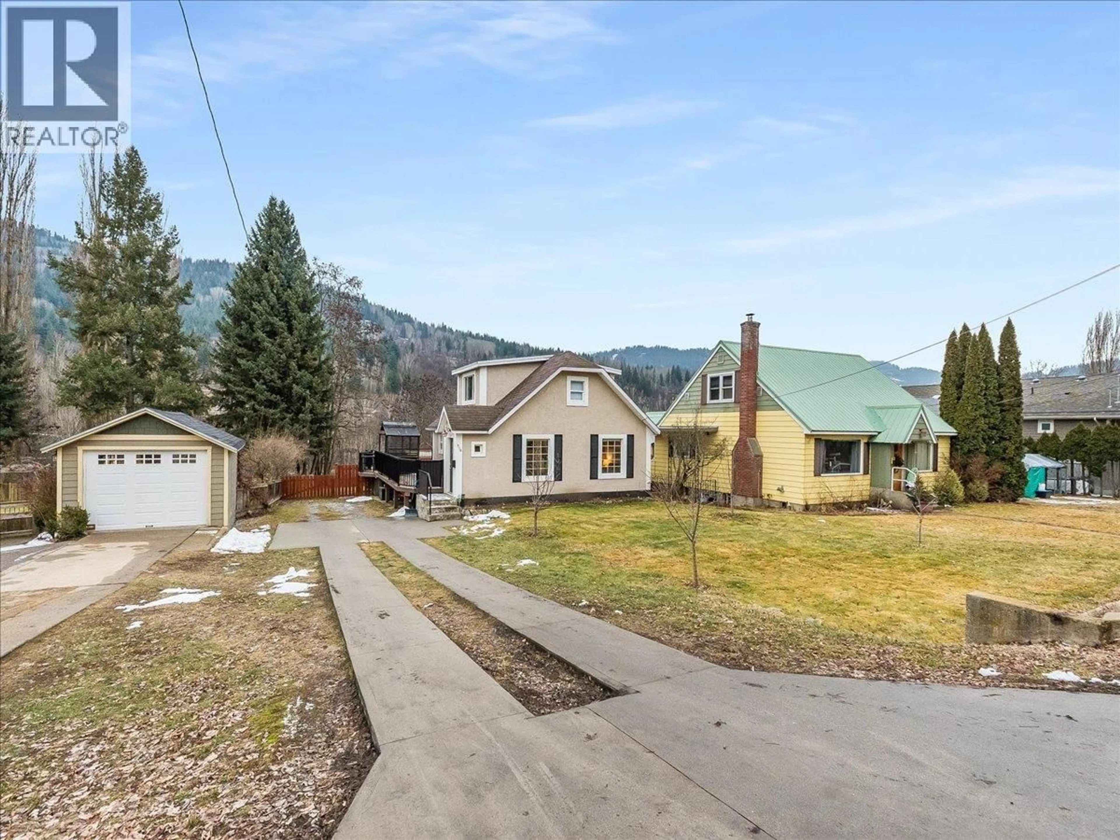 A pic from outside/outdoor area/front of a property/back of a property/a pic from drone, mountain view for 316 MURRAY DRIVE, Warfield British Columbia V1R2J4