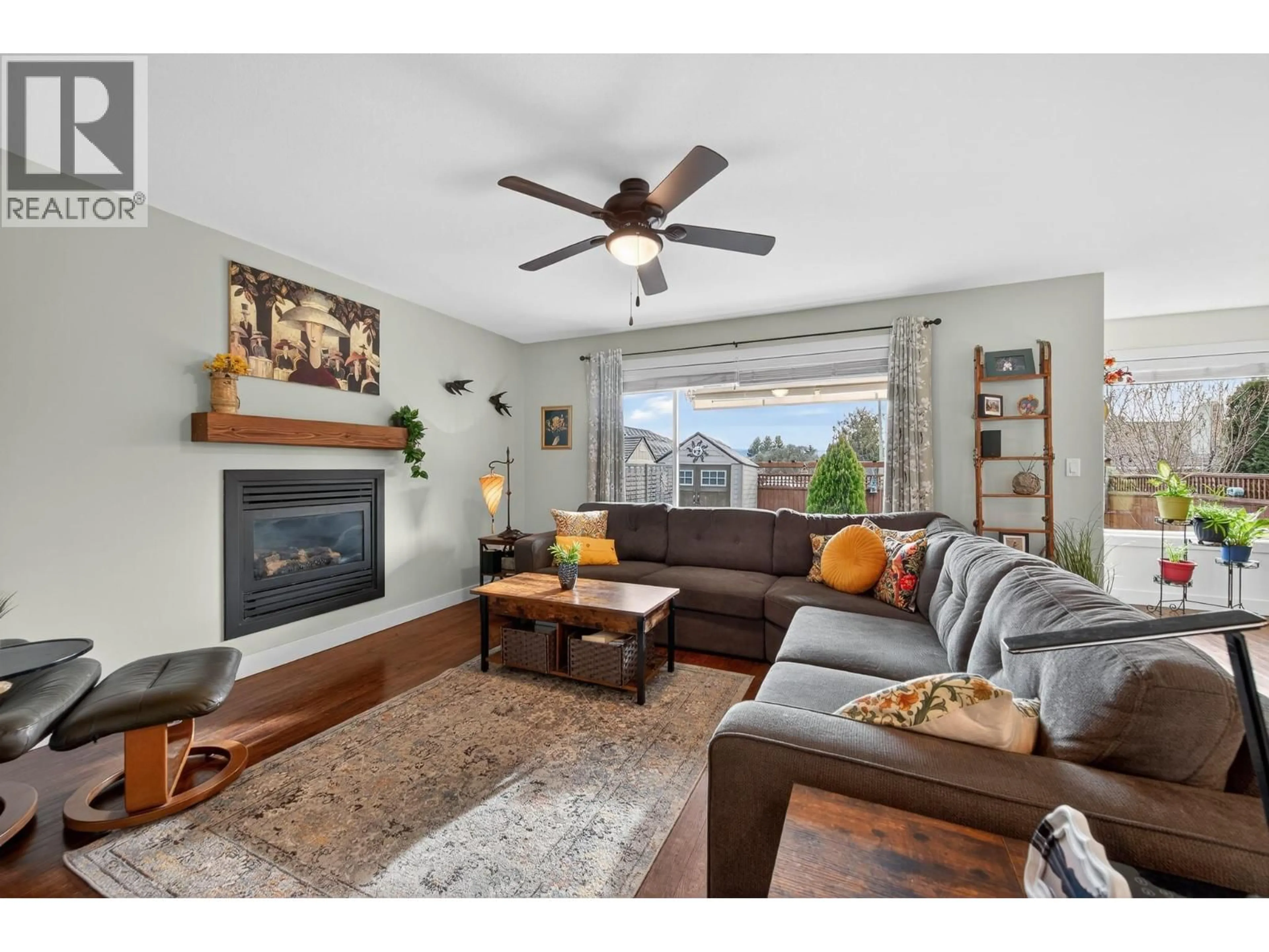 Living room with furniture, wood/laminate floor for 17 - 3031 WESTSYDE ROAD, Kamloops British Columbia V2B0E4