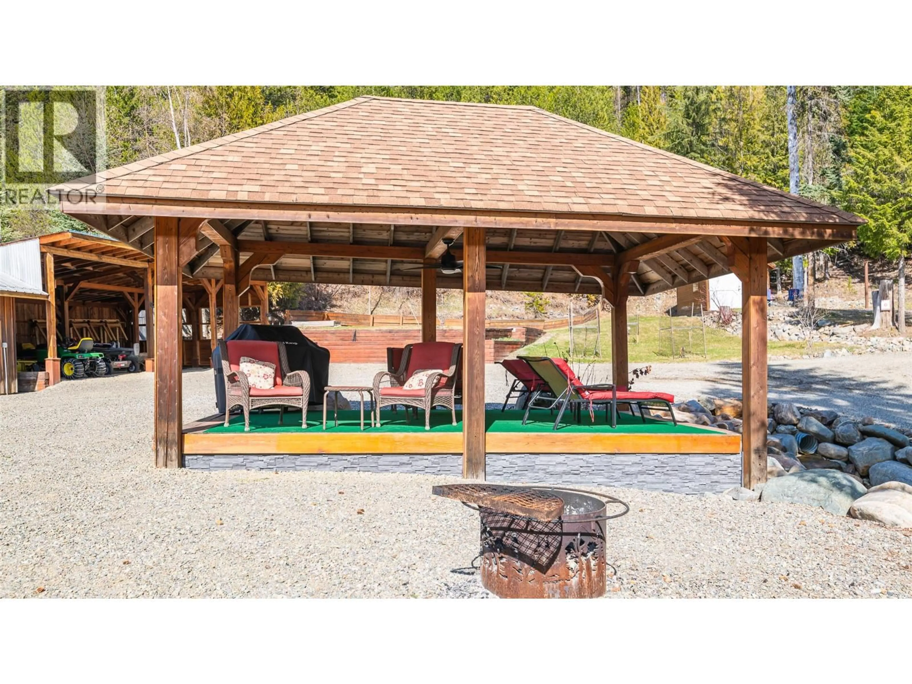 Patio, mountain view for 7470 3 HIGHWAY, Kitchener British Columbia V0B2P0