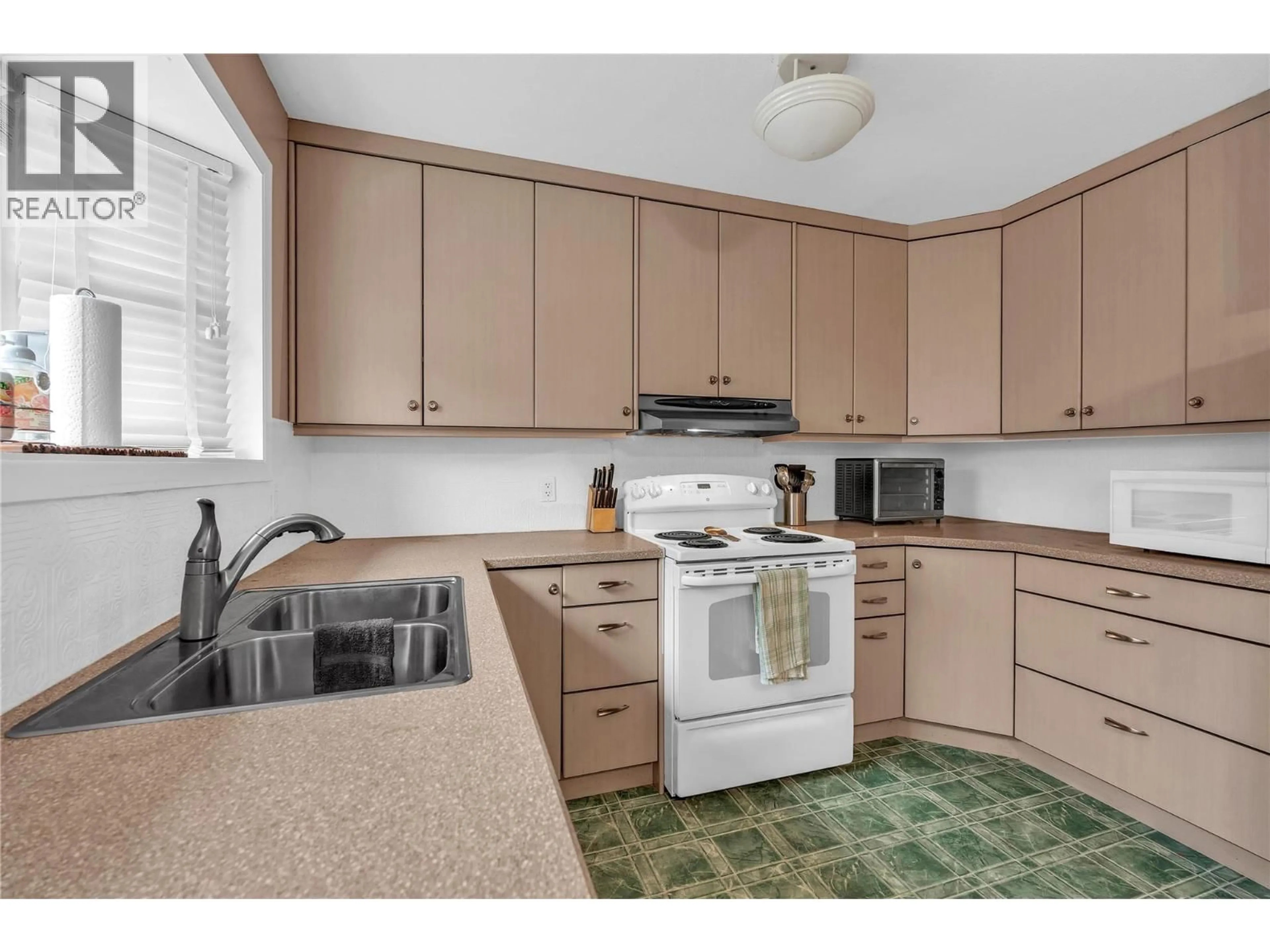 Standard kitchen, unknown for 114 AYRES CRESCENT, Penticton British Columbia V2A6R4