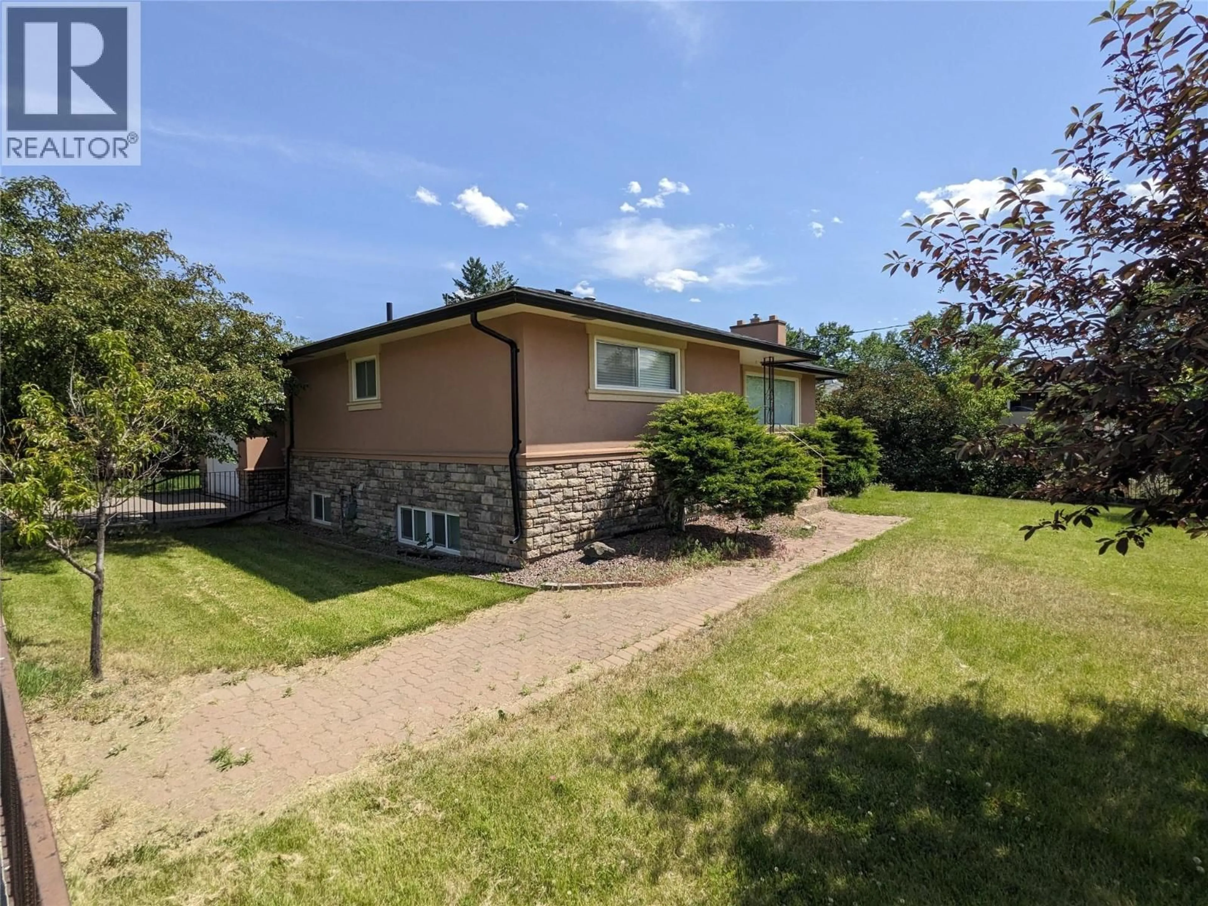 A pic from outside/outdoor area/front of a property/back of a property/a pic from drone, unknown for 1020 13TH STREET, Kamloops British Columbia V2B3C9