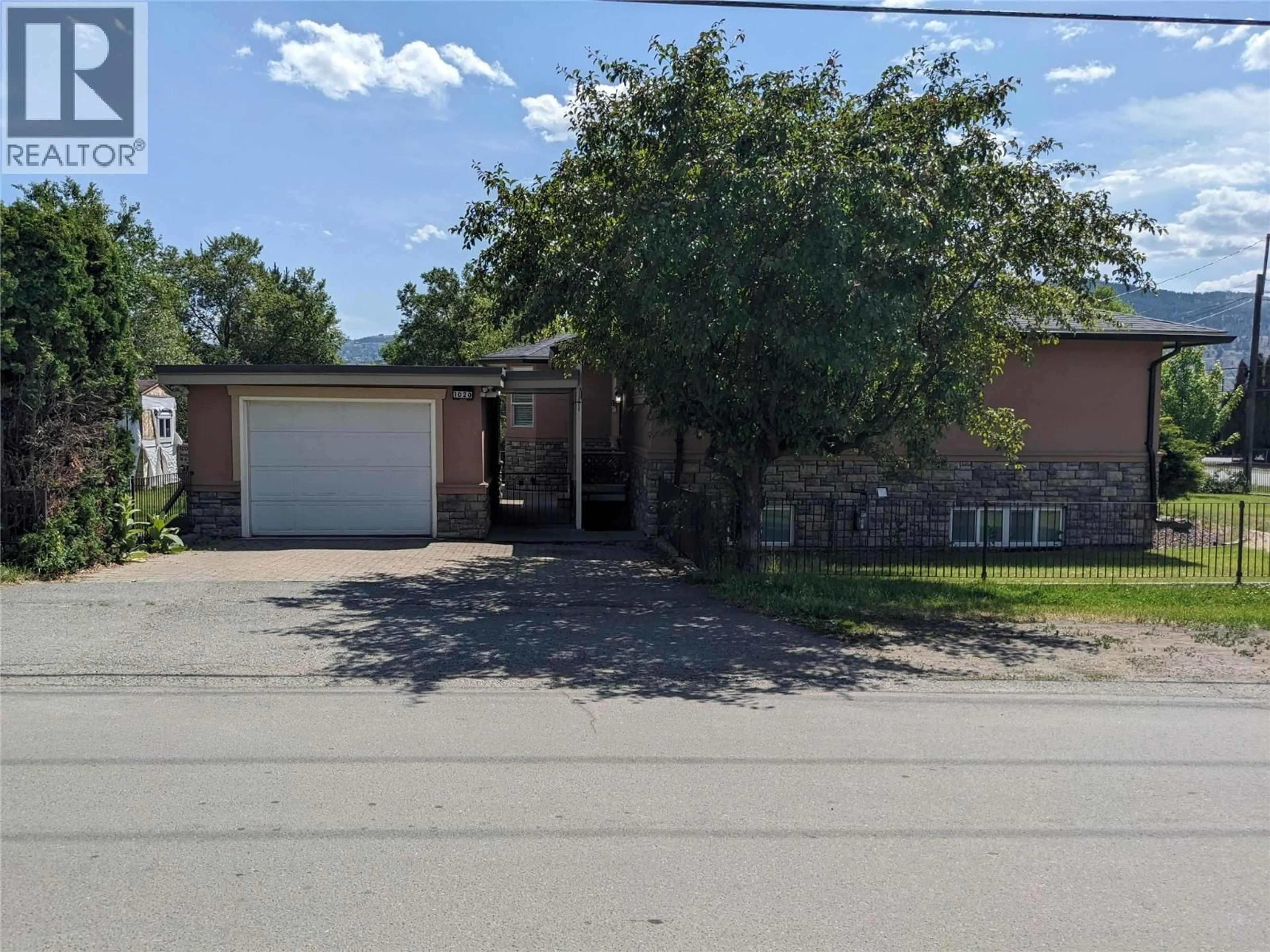 A pic from outside/outdoor area/front of a property/back of a property/a pic from drone, street for 1020 13TH STREET, Kamloops British Columbia V2B3C9