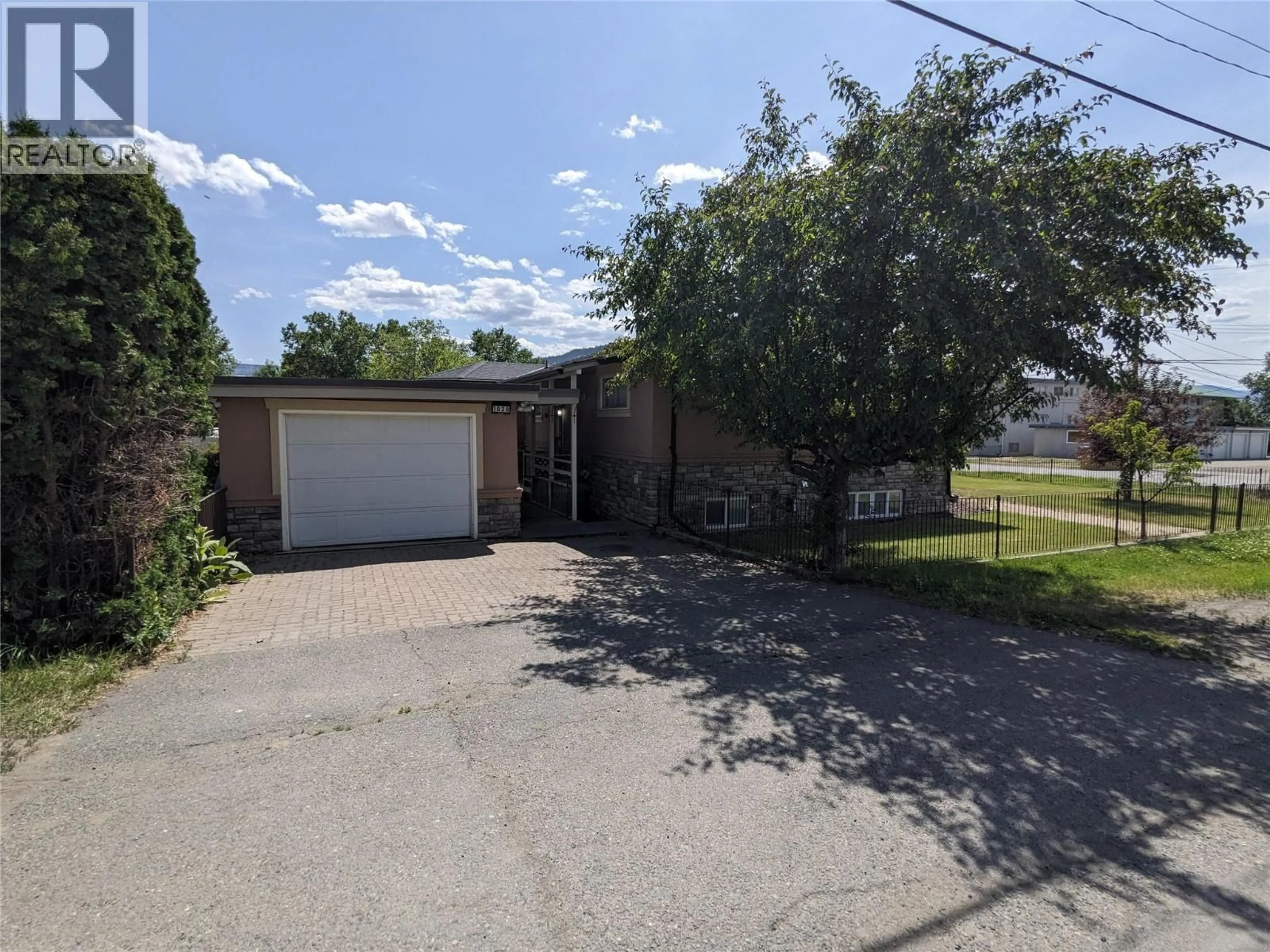 A pic from outside/outdoor area/front of a property/back of a property/a pic from drone, street for 1020 13TH STREET, Kamloops British Columbia V2B3C9