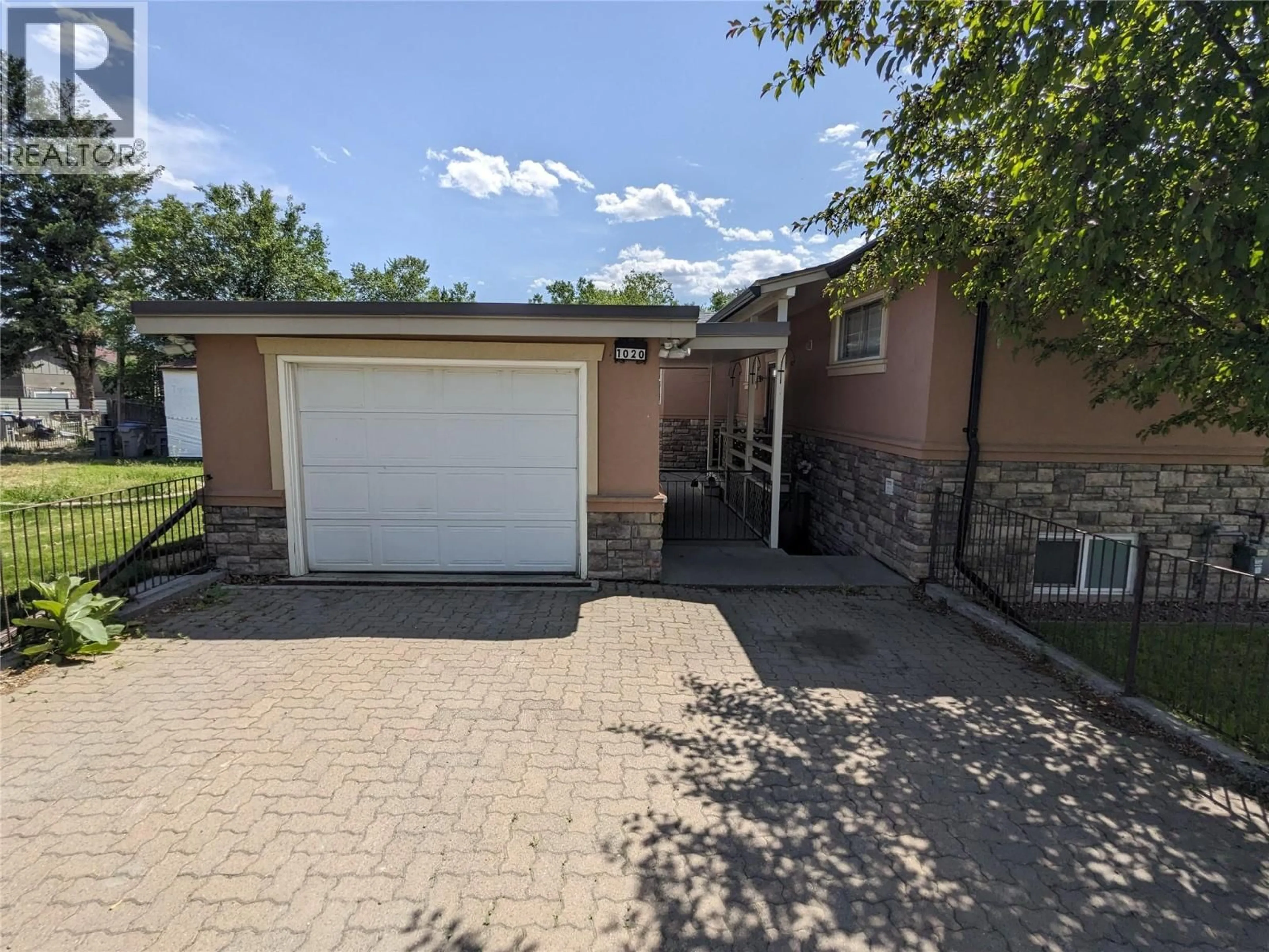 A pic from outside/outdoor area/front of a property/back of a property/a pic from drone, street for 1020 13TH STREET, Kamloops British Columbia V2B3C9