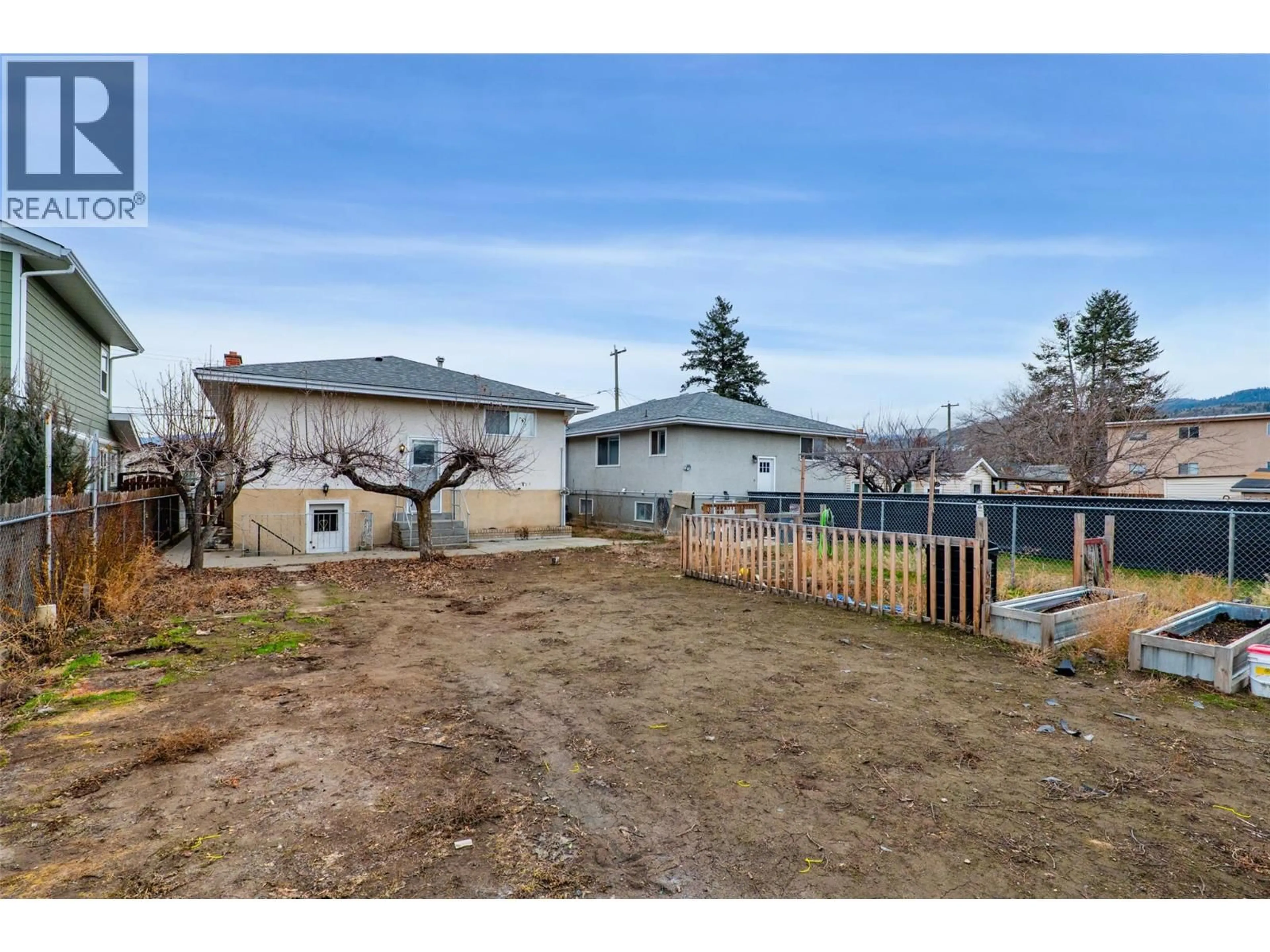 A pic from outside/outdoor area/front of a property/back of a property/a pic from drone, street for 354 WILLOW STREET, Kamloops British Columbia V2B4C9