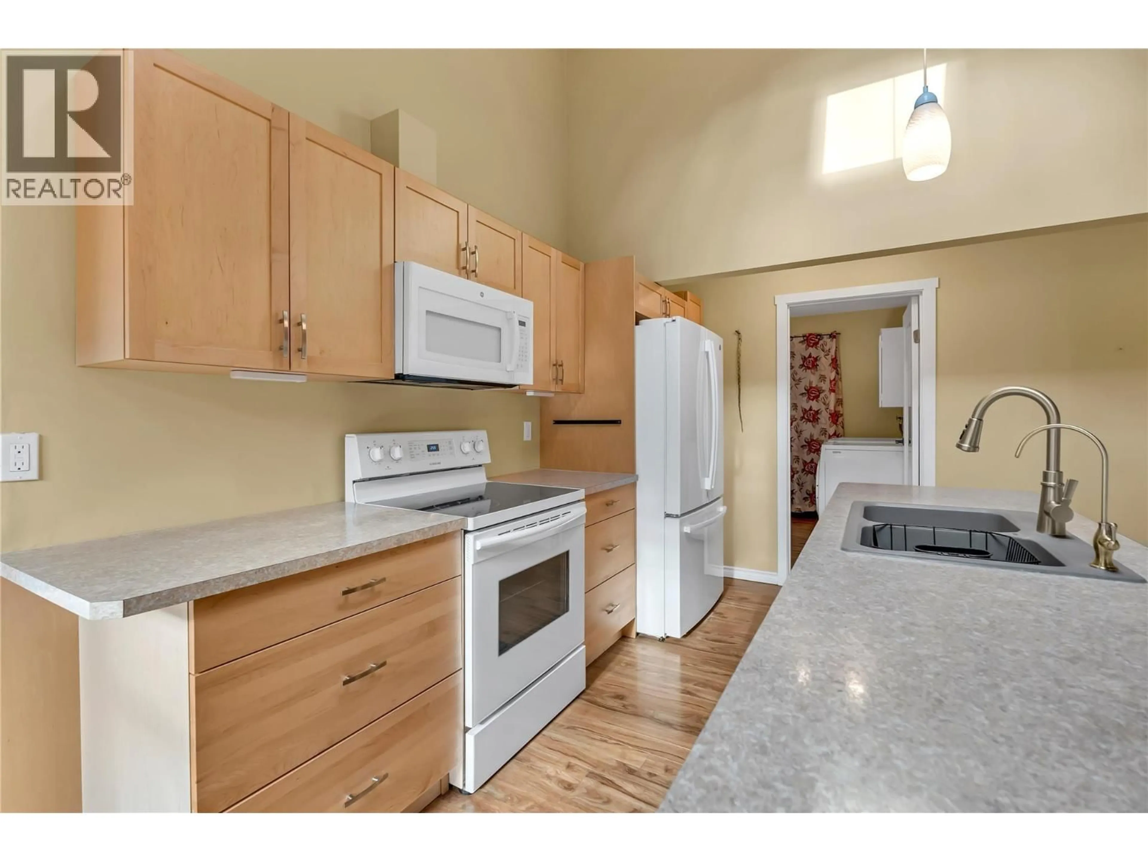Standard kitchen, unknown for 104 SAND DRIVE, Kaleden British Columbia V0H1K0