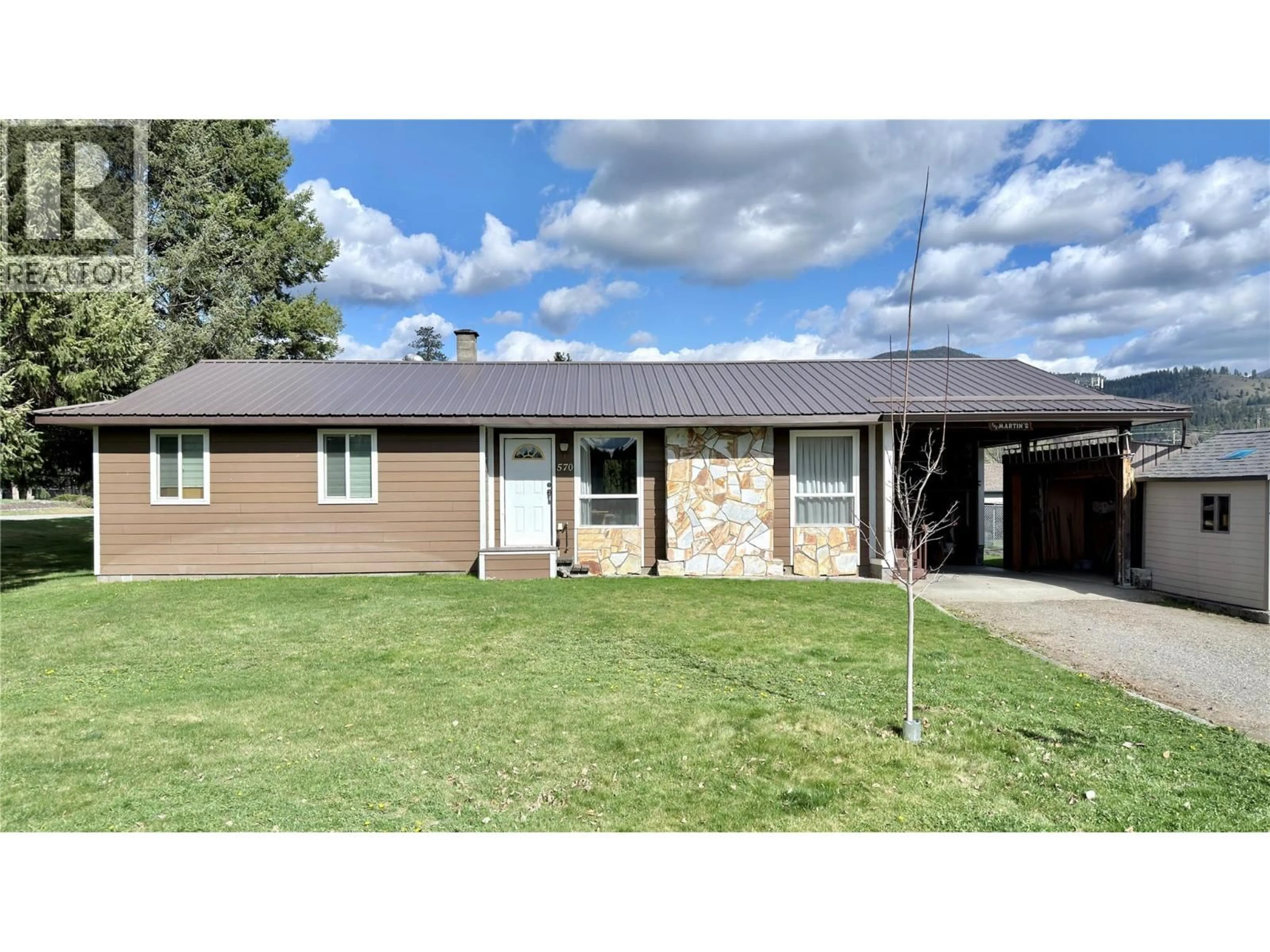 Home with vinyl exterior material, street for 570 EHOLT STREET, Midway British Columbia V0H1M0