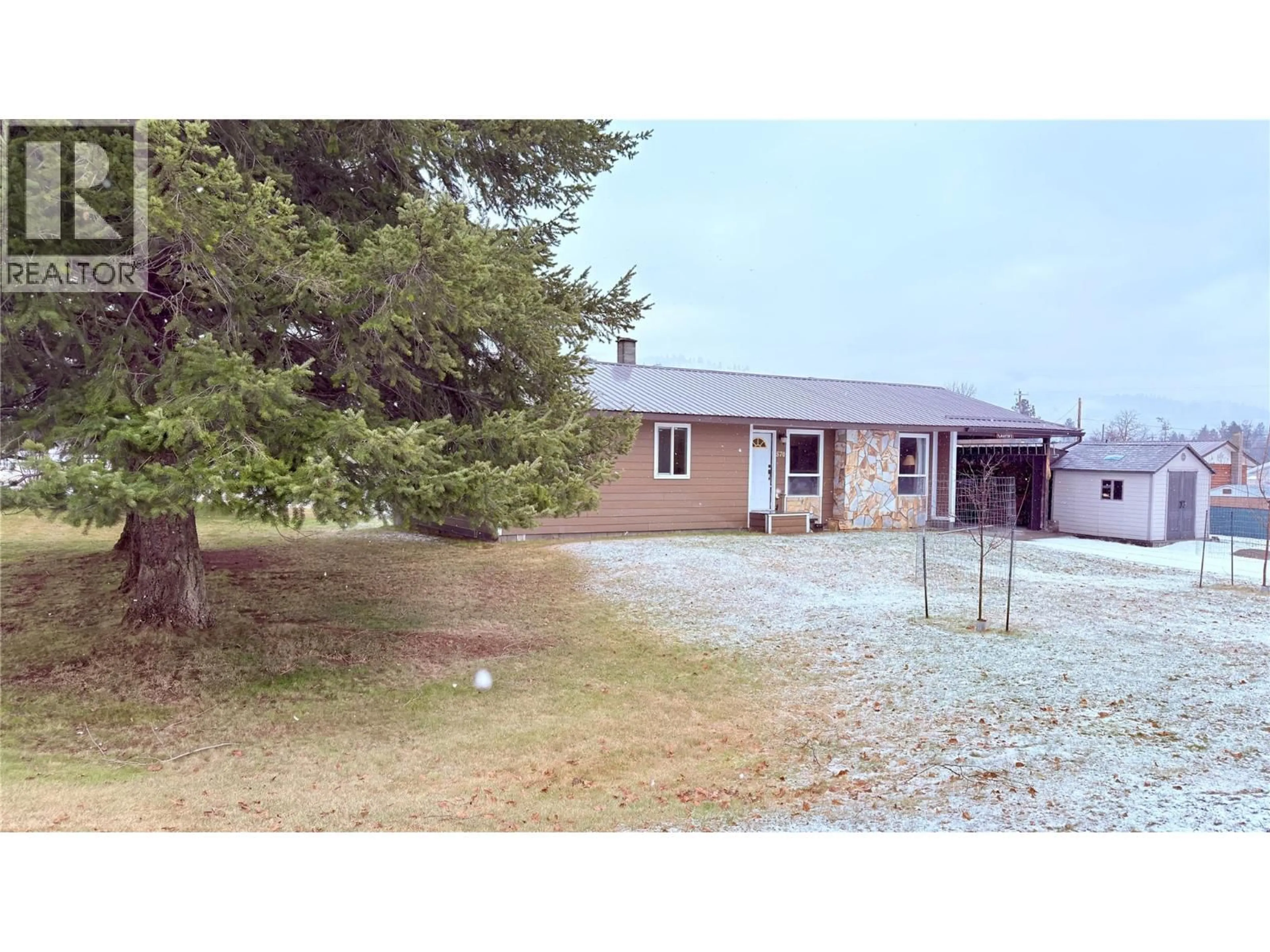 A pic from outside/outdoor area/front of a property/back of a property/a pic from drone, unknown for 570 EHOLT STREET, Midway British Columbia V0H1M0