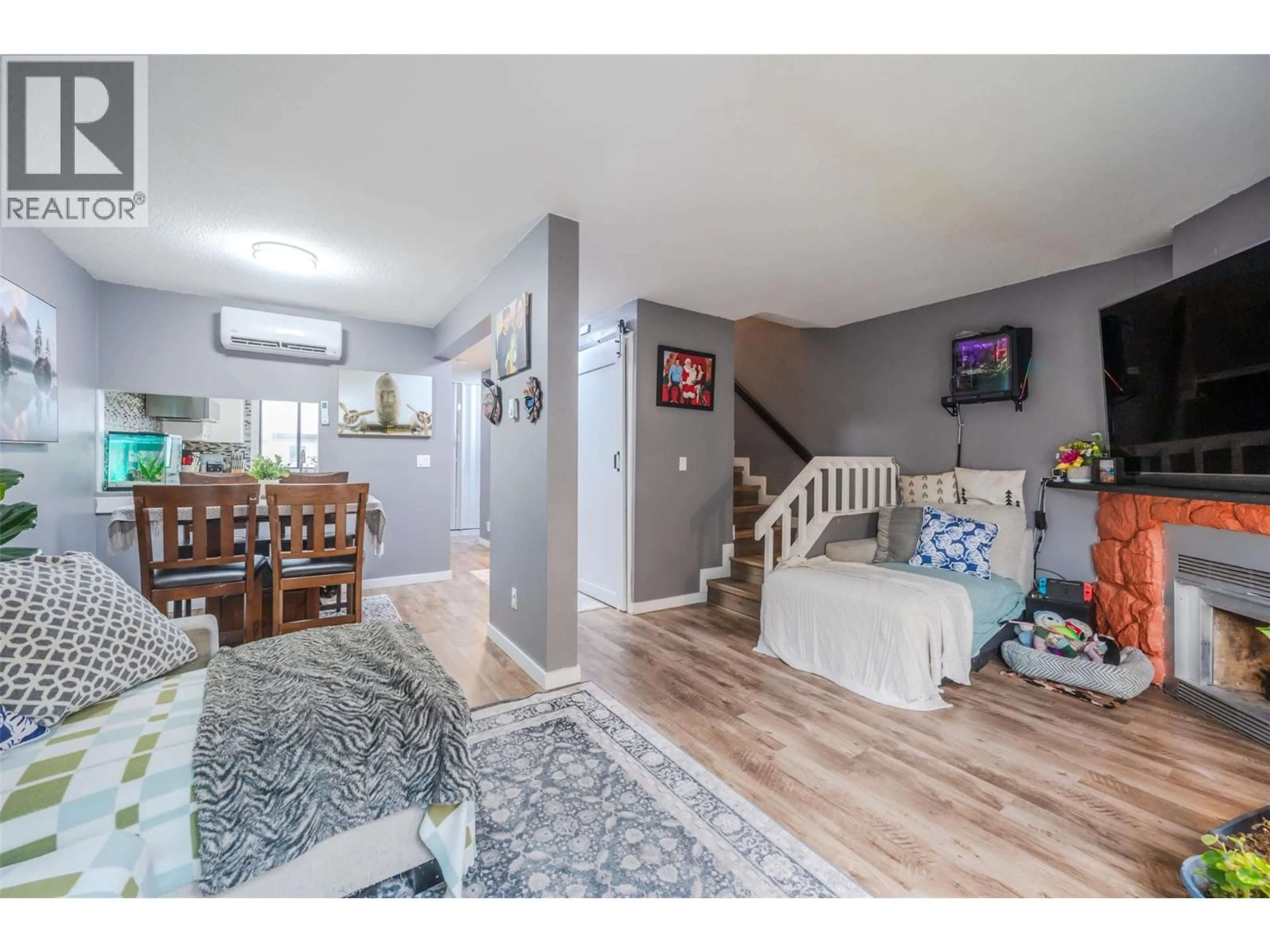 Living room with furniture, wood/laminate floor for 27 - 80 GREEN AVENUE EAST, Penticton British Columbia V2A7P4