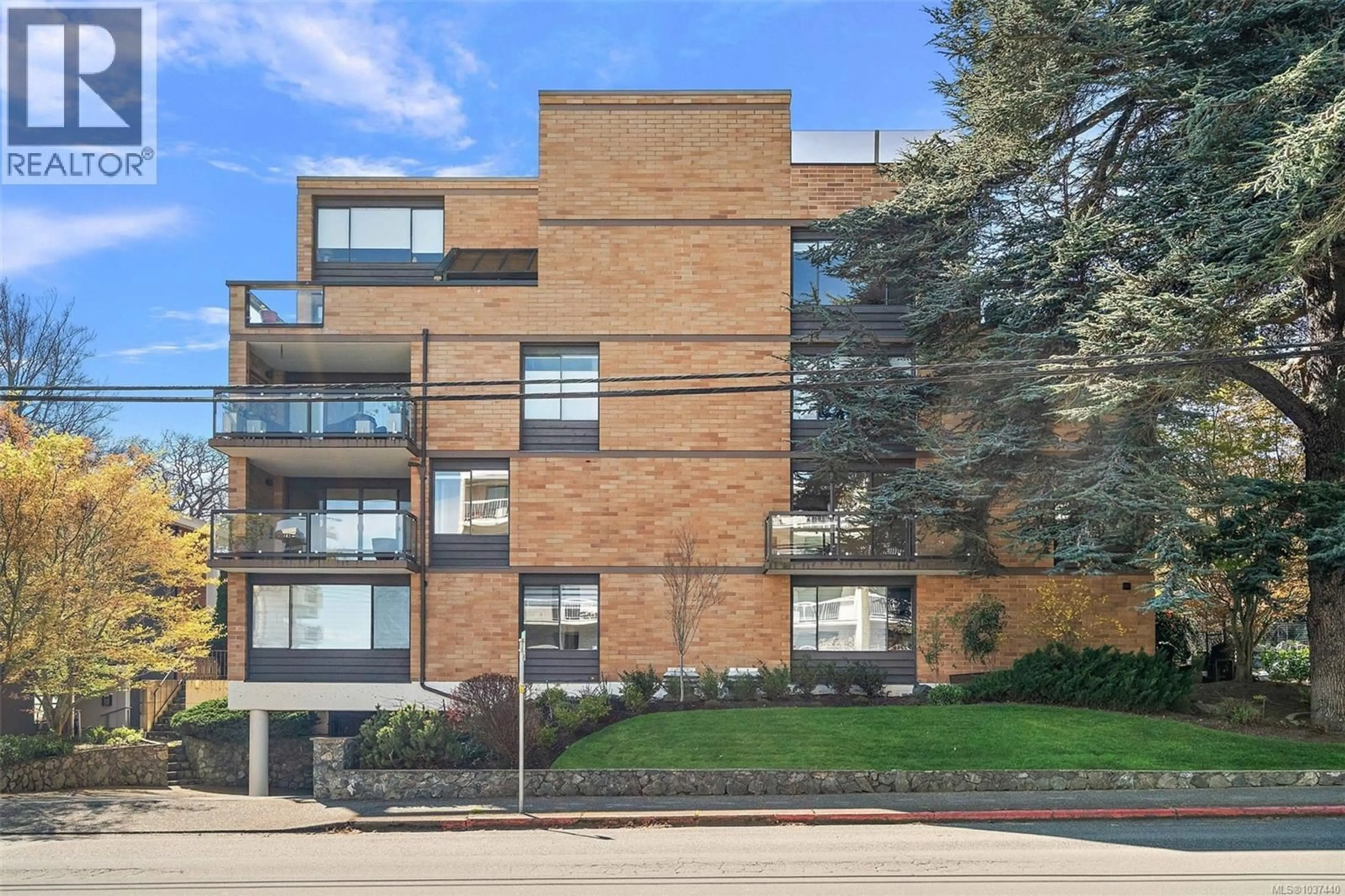 Home with brick exterior material, building for 201 - 1280 NEWPORT AVENUE, Oak Bay British Columbia V8S5E7
