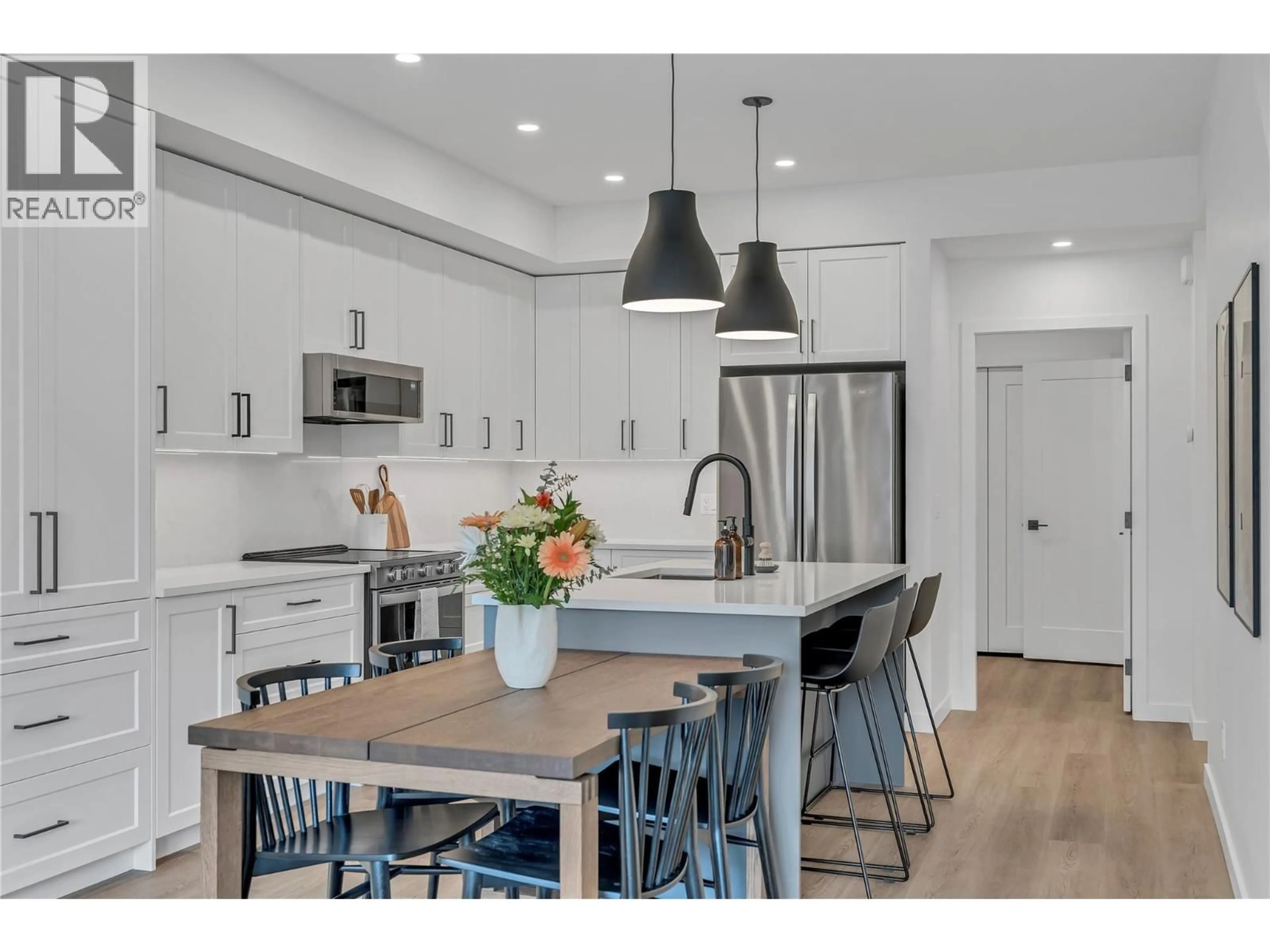 Open concept kitchen, wood/laminate floor for 101 - 695 VICTORIA DRIVE, Penticton British Columbia V2A5N5