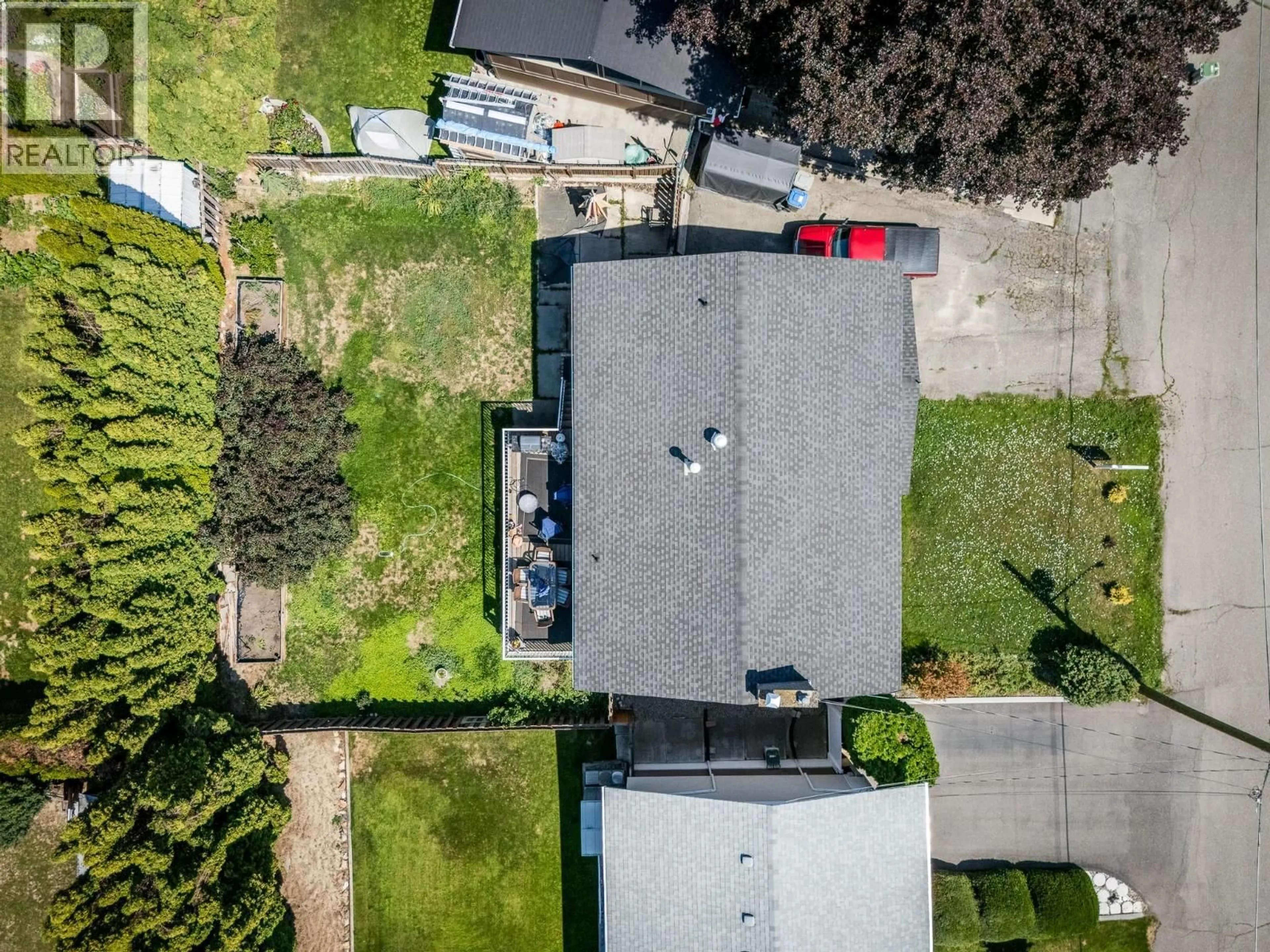 A pic from outside/outdoor area/front of a property/back of a property/a pic from drone, street for 531 BAYWOOD CRESCENT, Kamloops British Columbia V2B6B2