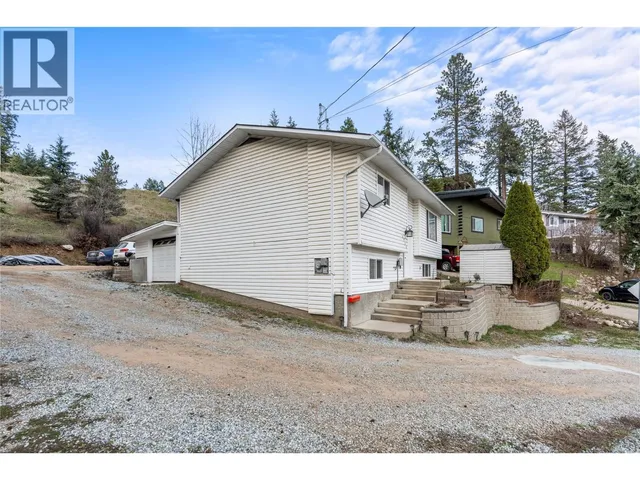 1718 GRANDVIEW AVENUE, Lumby 4