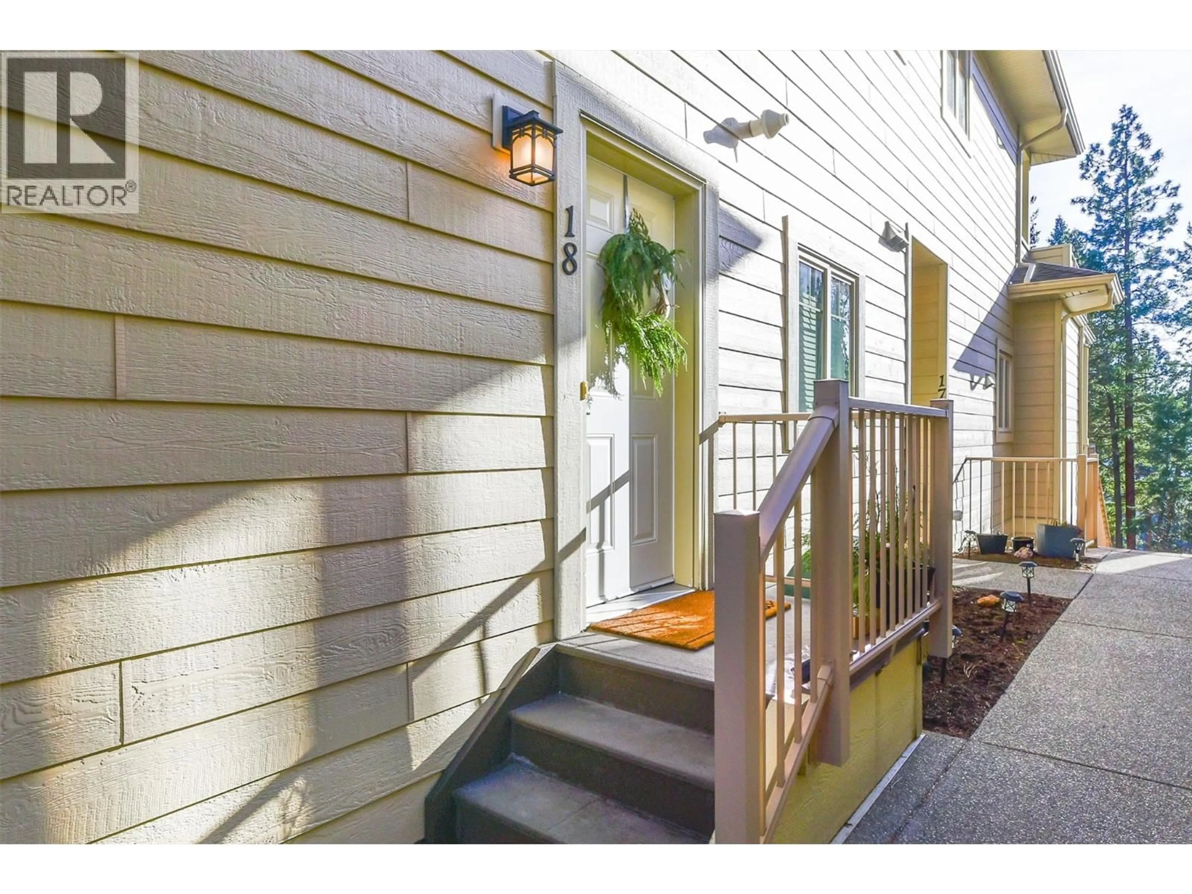 Indoor entryway for 18 - 2283 SHANNON HEIGHTS COURT, West Kelowna British Columbia V4T3B9