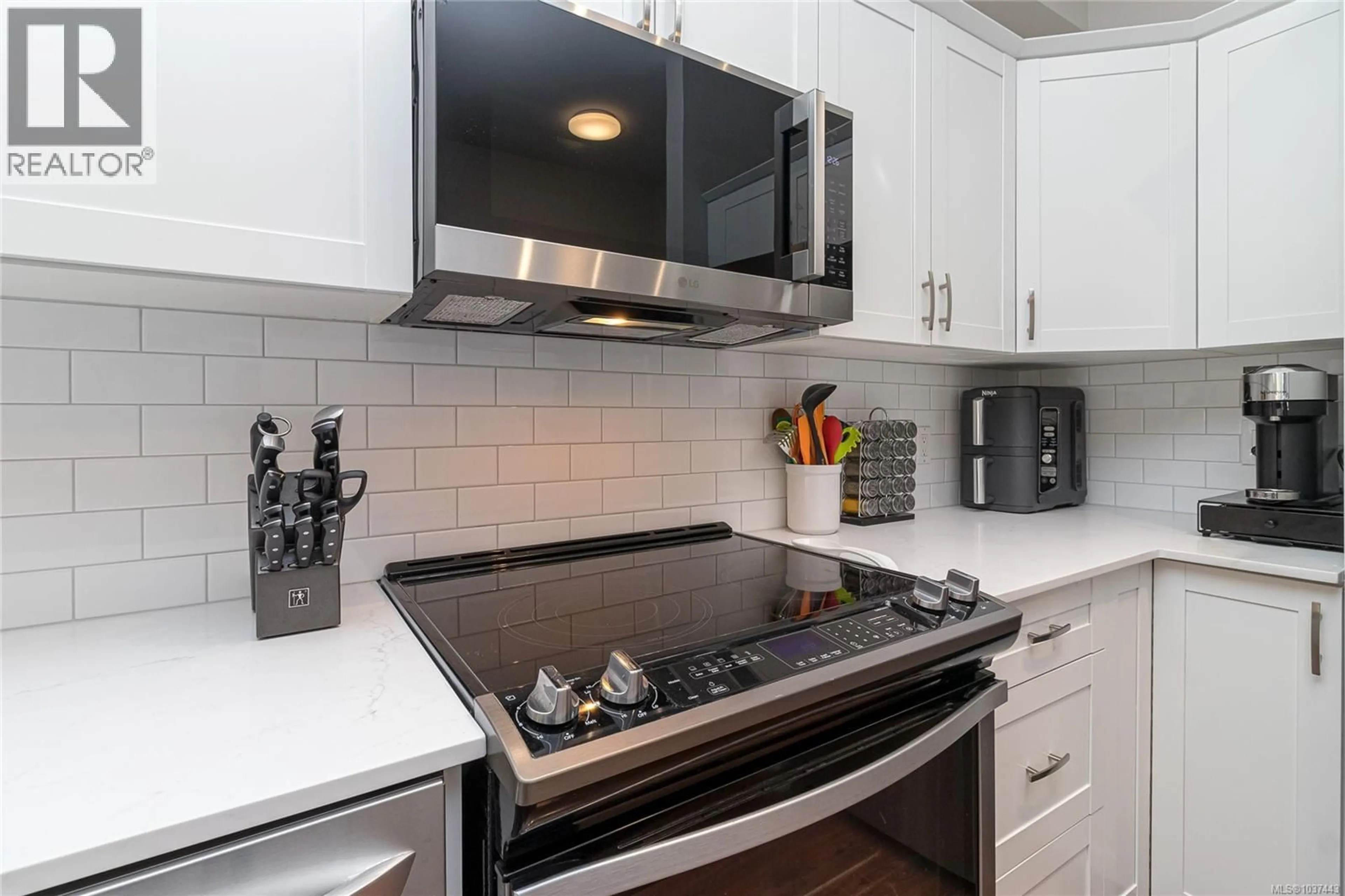 Standard kitchen, ceramic/tile floor for 405 - 364 GOLDSTREAM AVENUE, Colwood British Columbia V9B2W3