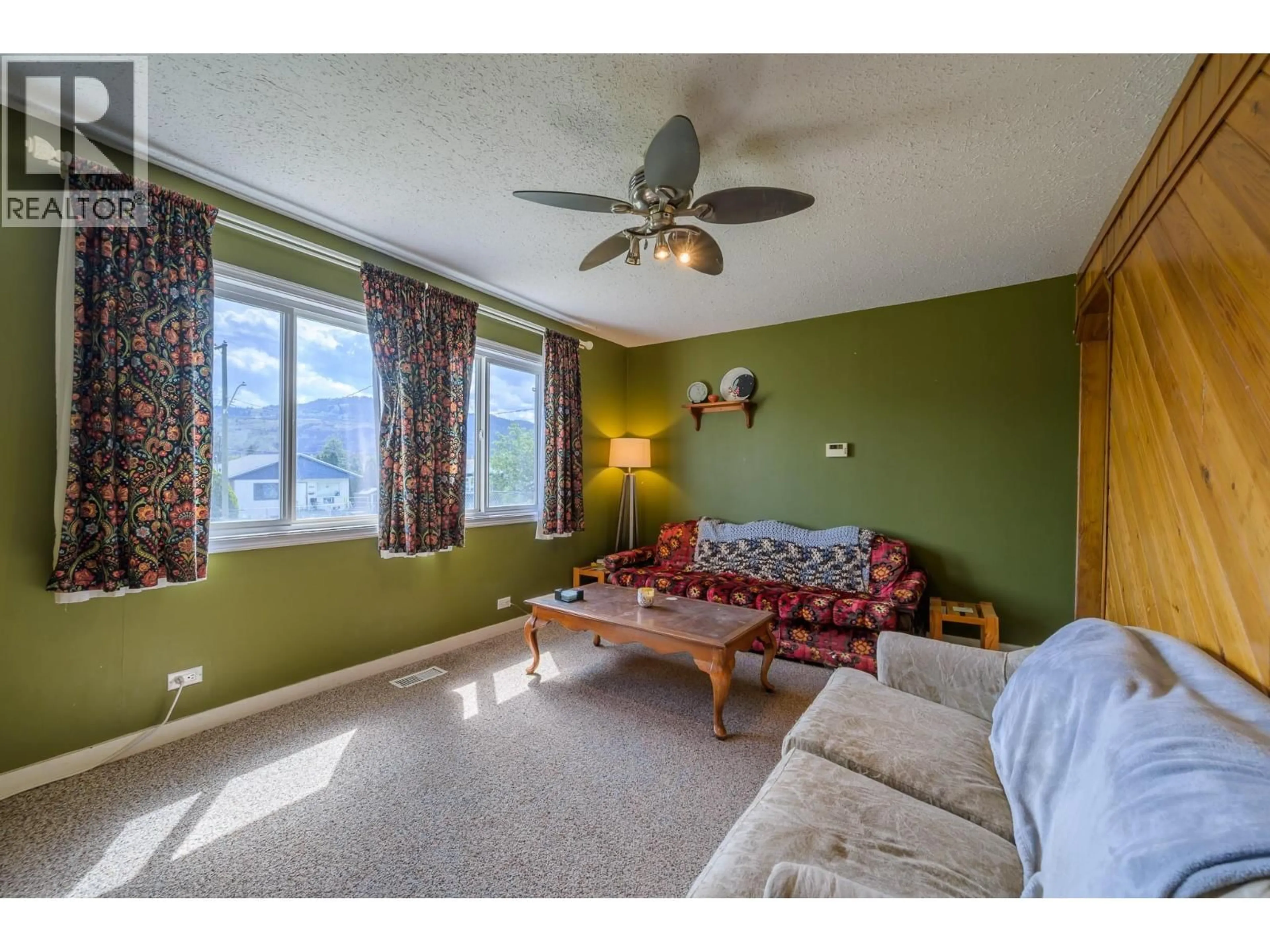 Living room with furniture, unknown for 1040 MONCTON AVENUE, Kamloops British Columbia V2B1S4