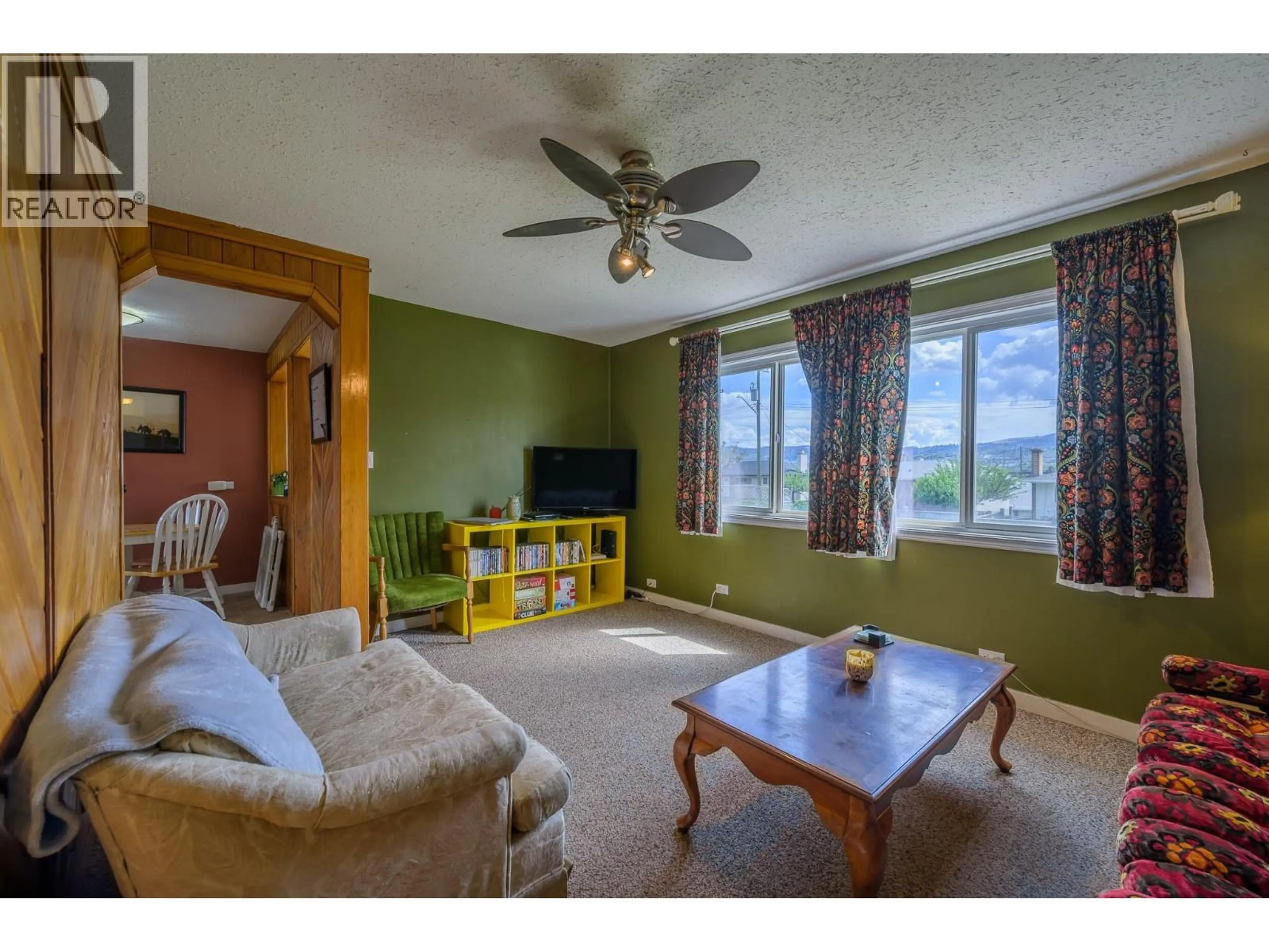 Living room with furniture, unknown for 1040 MONCTON AVENUE, Kamloops British Columbia V2B1S4