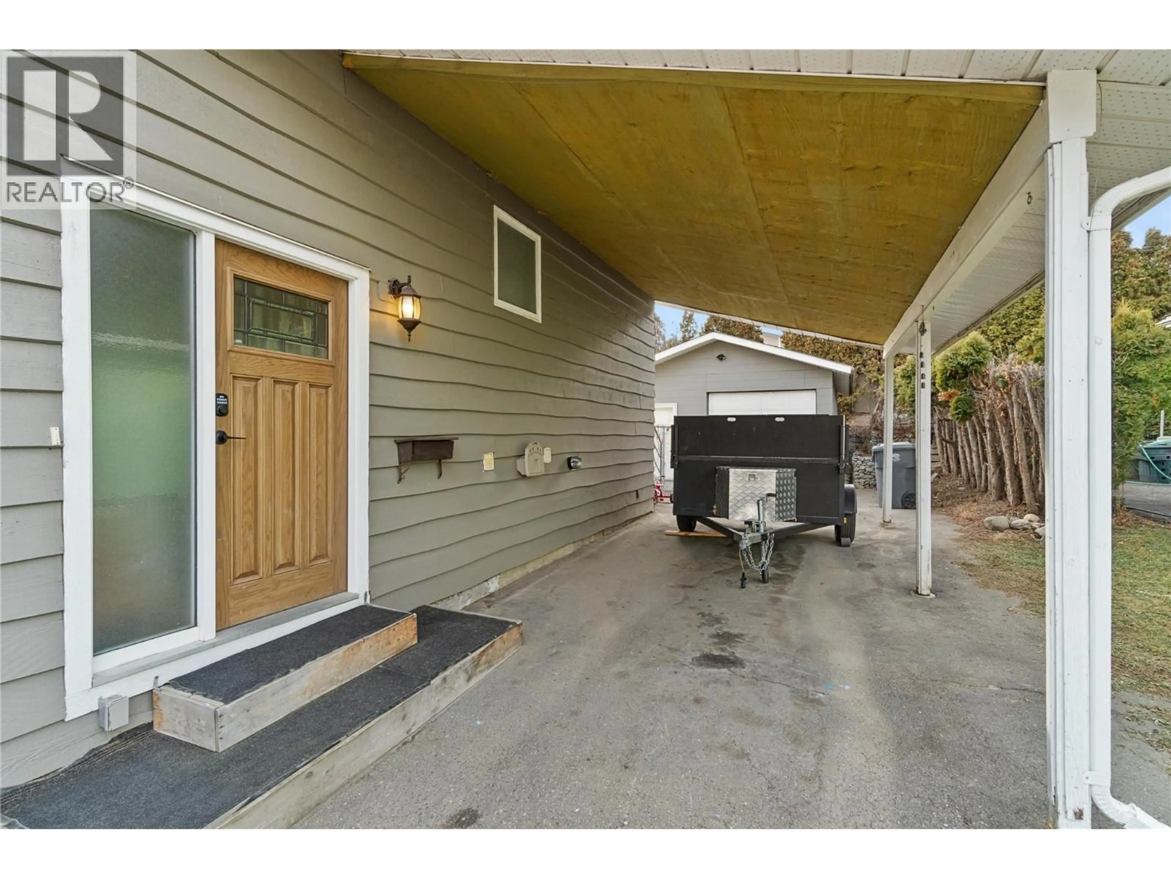 Indoor entryway for 1736 LEIGHTON PLACE, Kamloops British Columbia V2B7P2