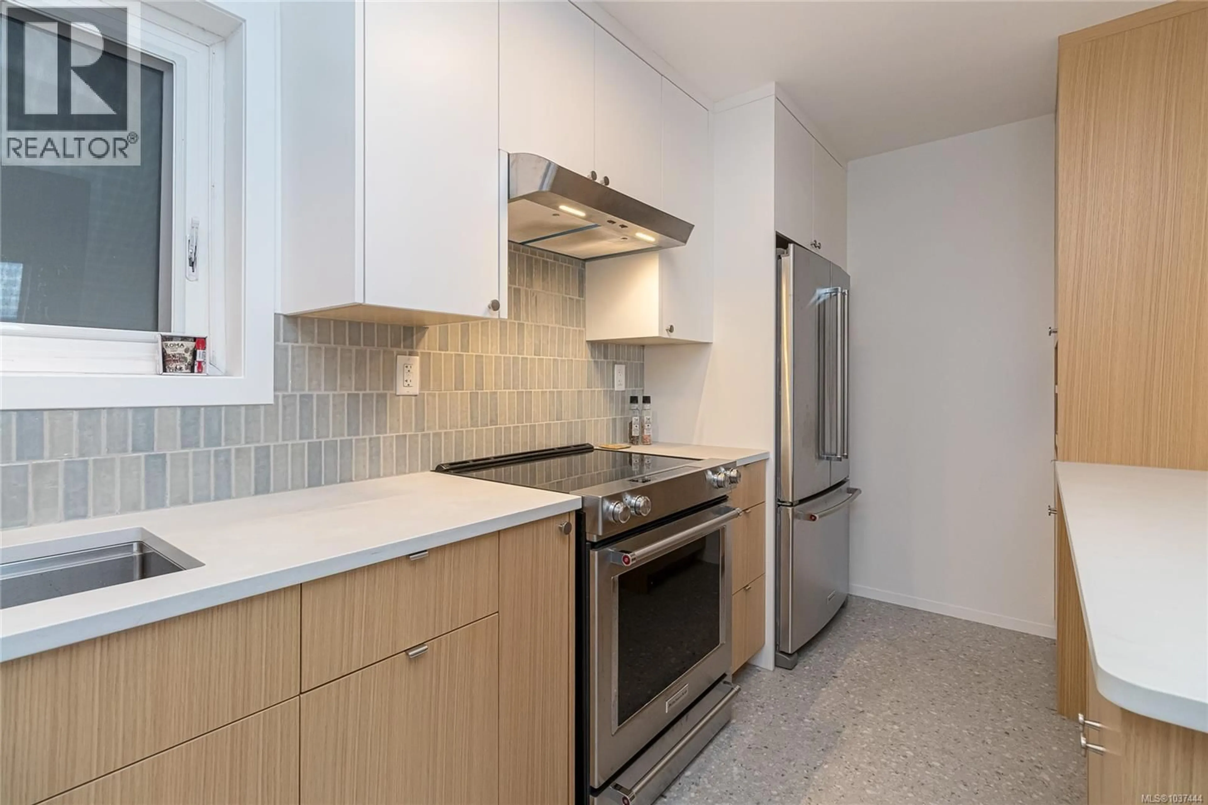 Standard kitchen, ceramic/tile floor for 101 - 1540 DALLAS ROAD, Victoria British Columbia V8S1A3